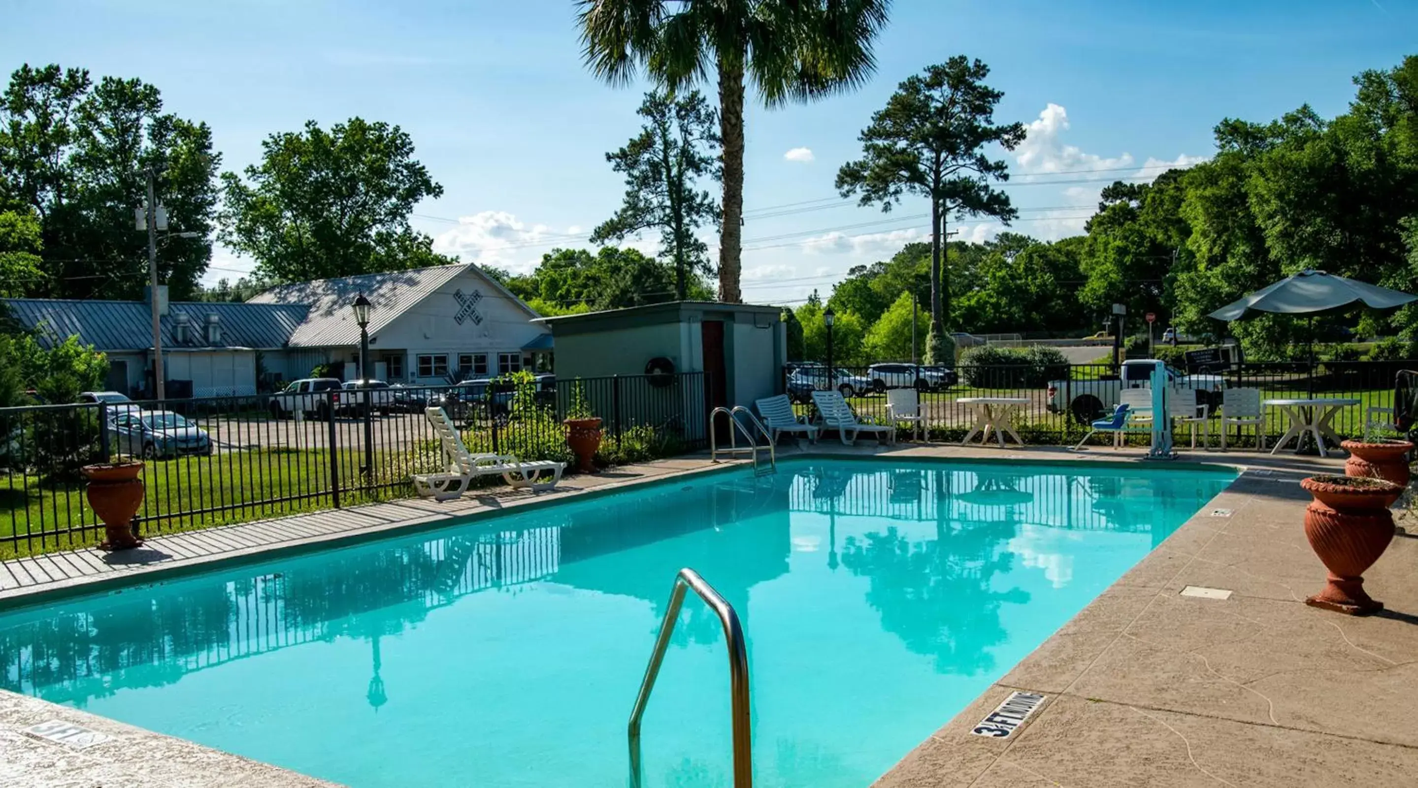 Swimming Pool in Red Roof Inn Tallahassee East
