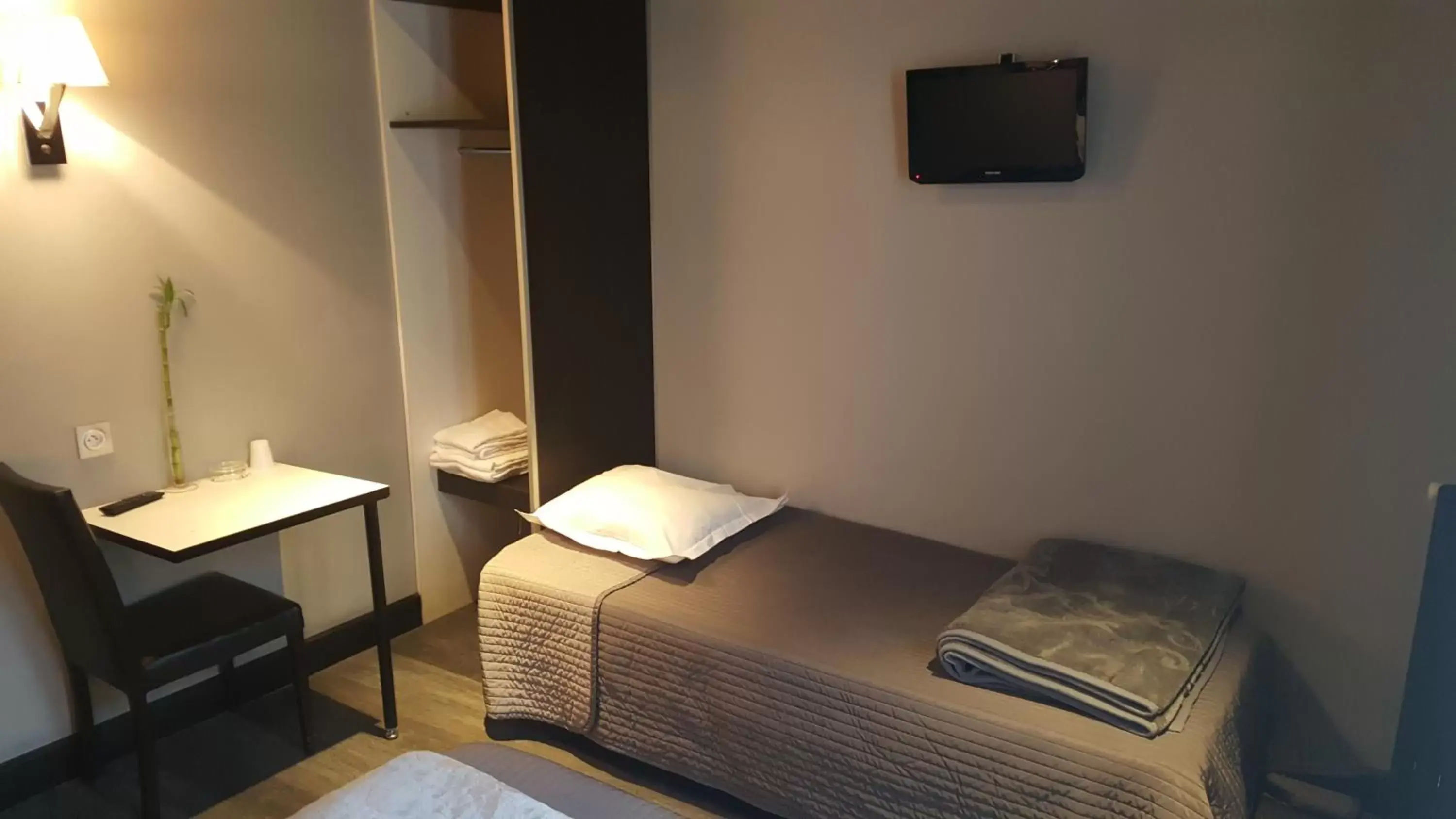 Bedroom, Bed in Café Hôtel de l'Avenir