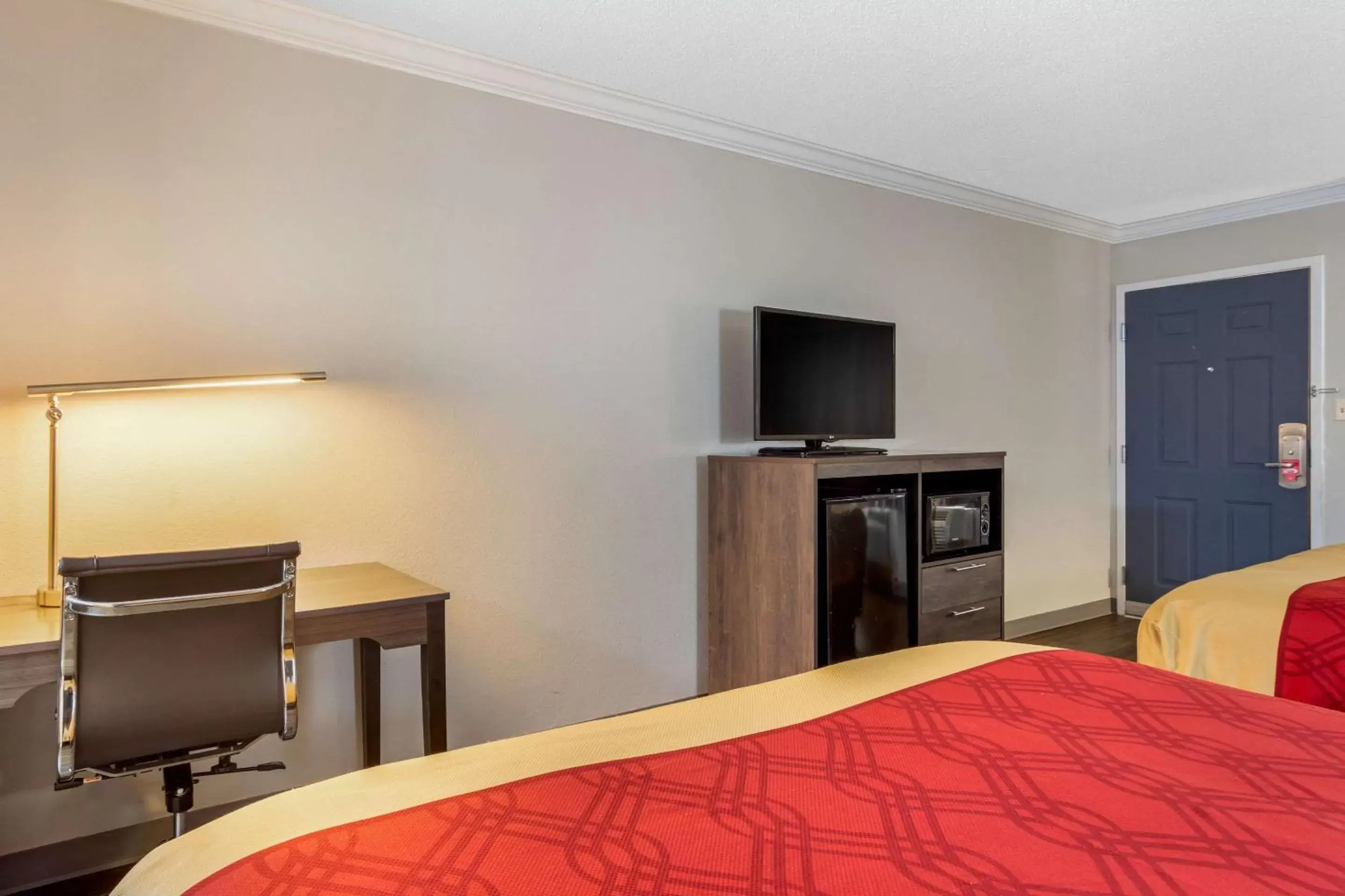 Bedroom, TV/Entertainment Center in Econo Lodge Byron - Warner Robins