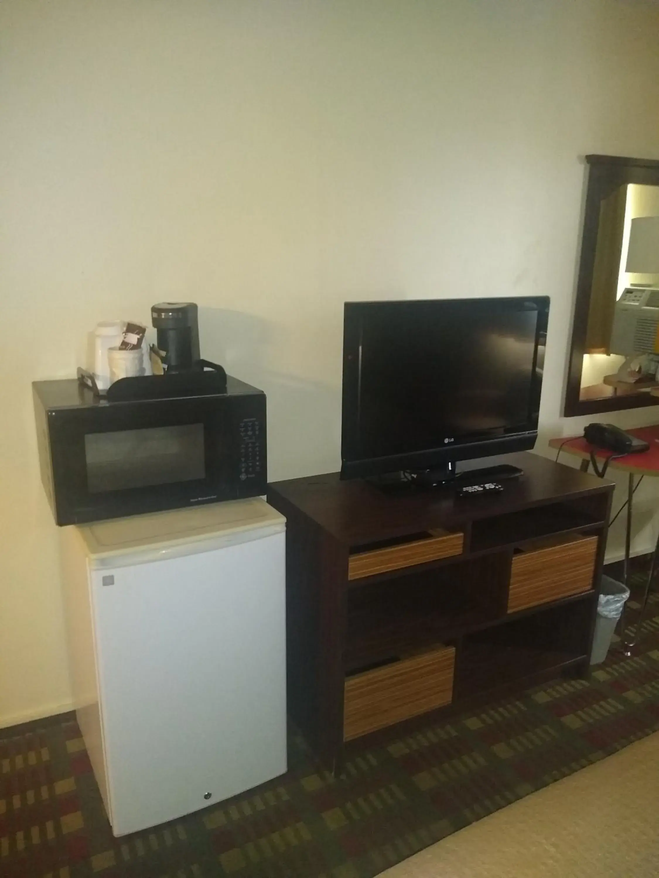 TV and multimedia, TV/Entertainment Center in Super 8 by Wyndham Craig