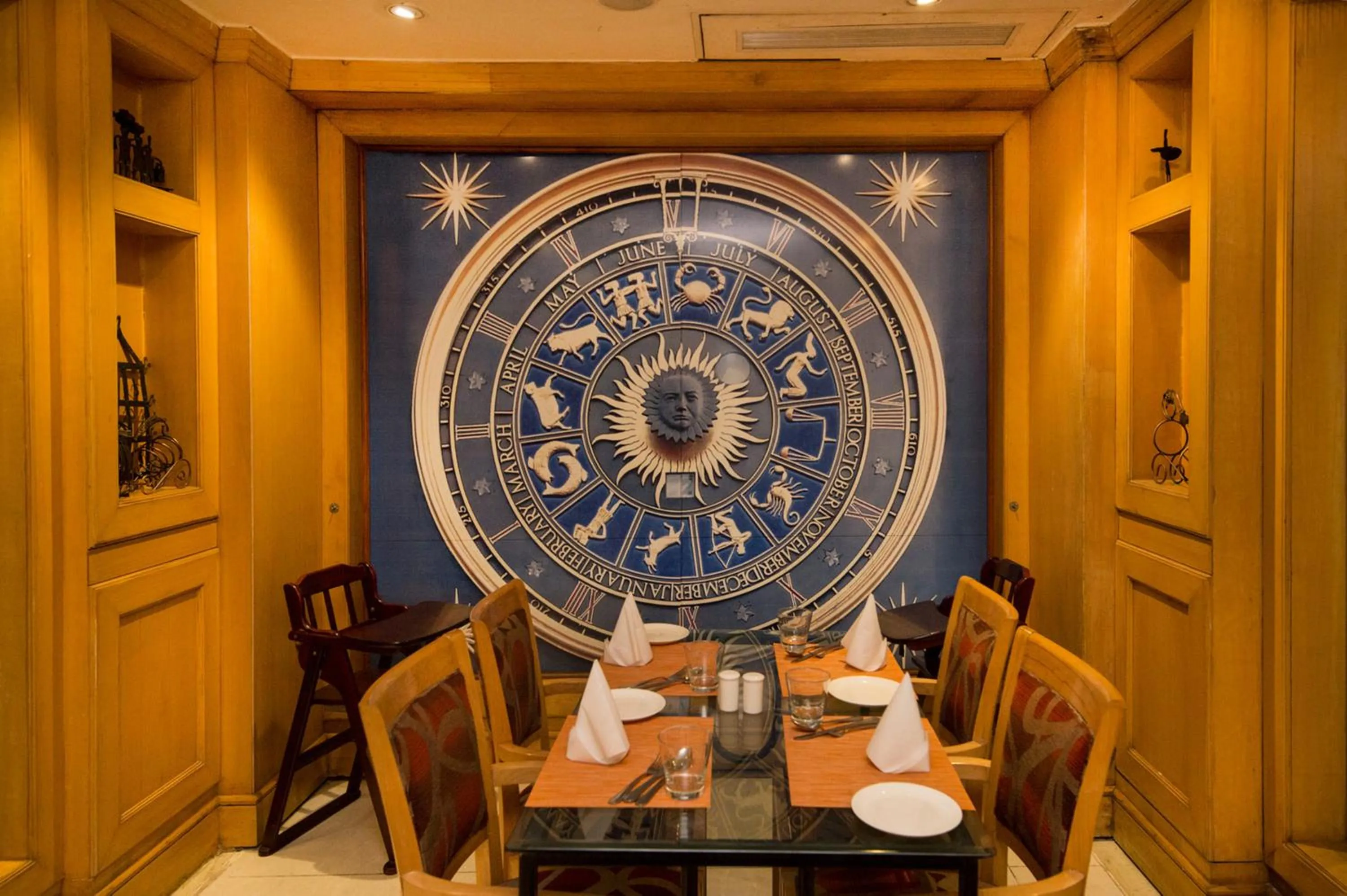 Restaurant/places to eat in Clarion Bella Casa at Airport