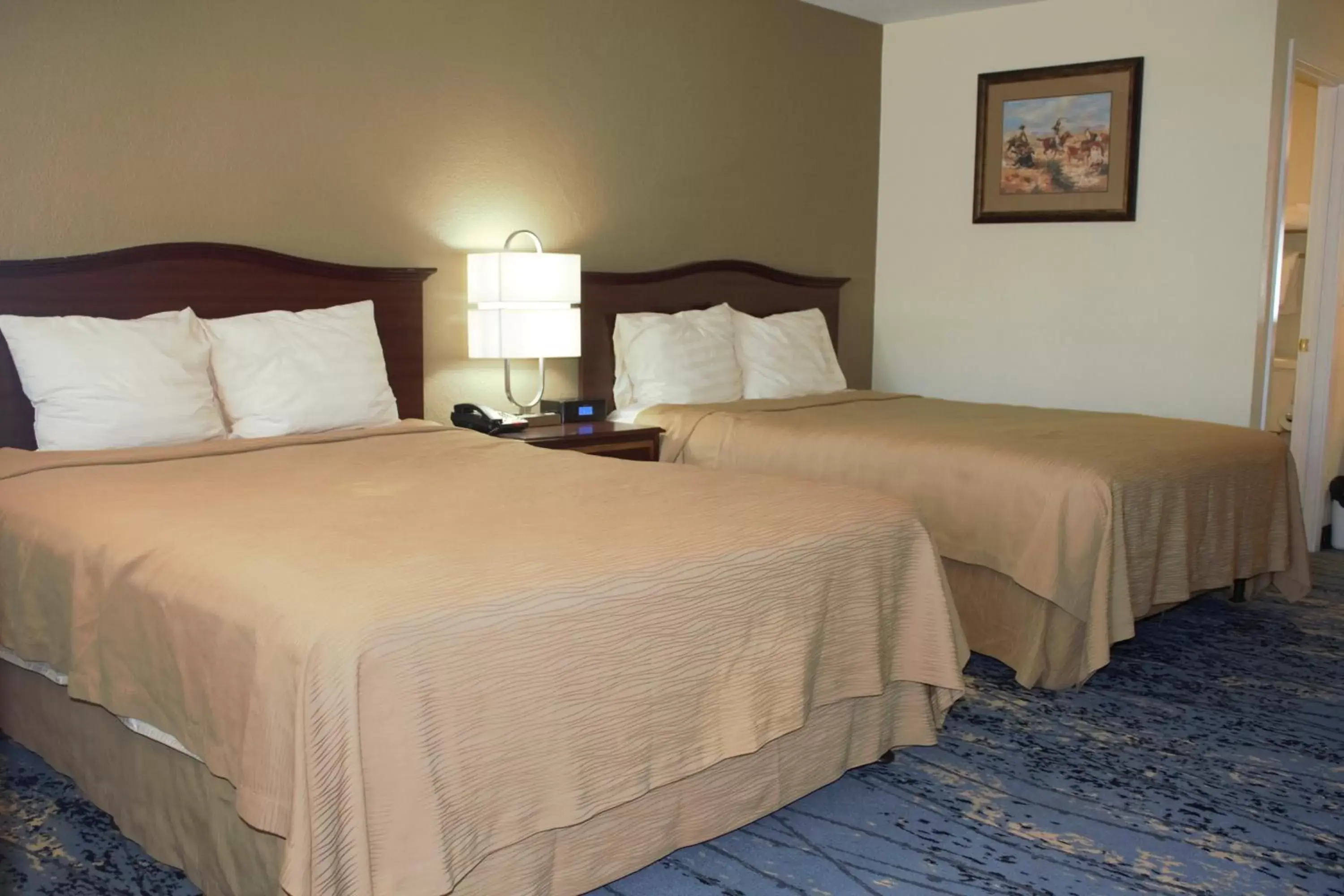 Guests, Bed in Oregon Trail Inn and Suites