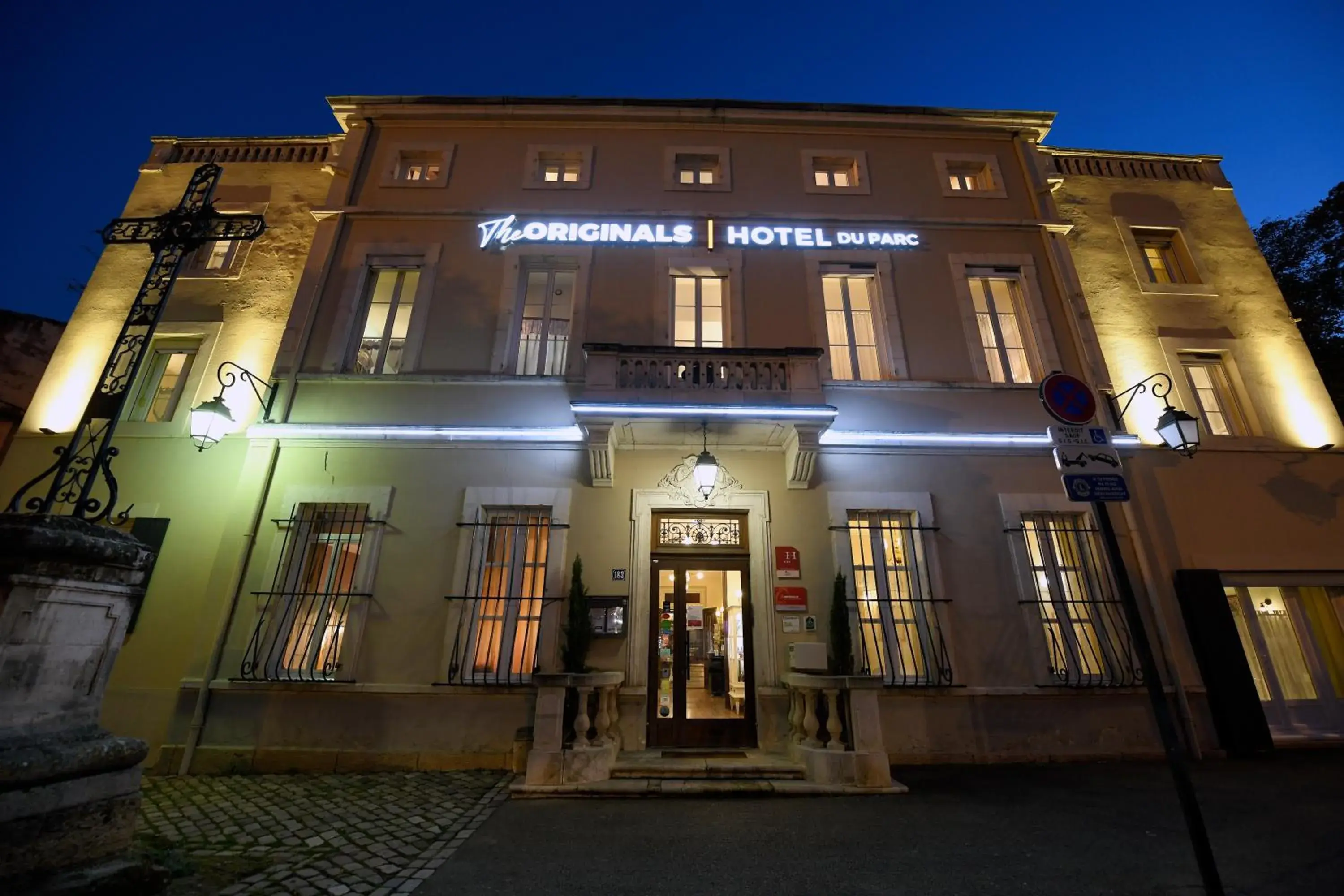 Facade/entrance, Property Building in The Originals Boutique, Hôtel du Parc, Cavaillon (Inter-Hotel)