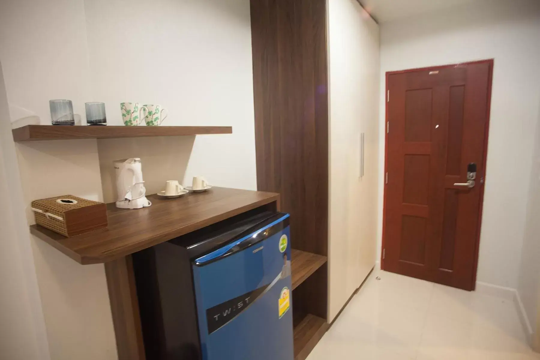 Coffee/tea facilities, Kitchen/Kitchenette in Morage Hotel