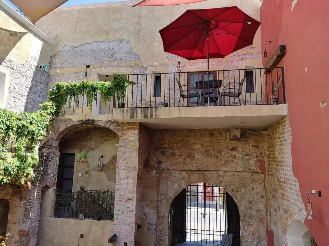 Facade/entrance, Property Building in Hotel el Descanso Barrio del Artista