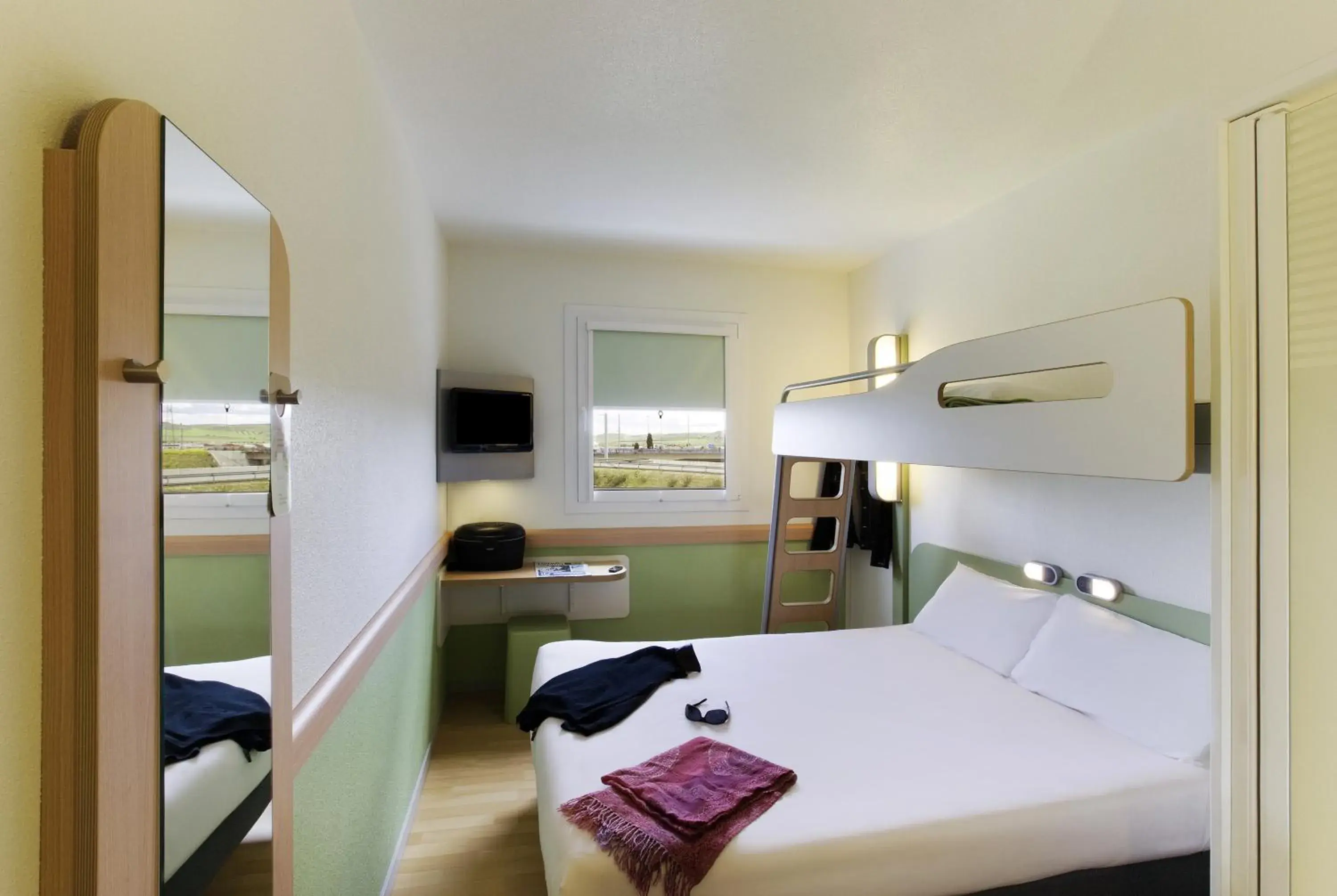 Photo of the whole room, Bunk Bed in Ibis Budget Madrid Vallecas