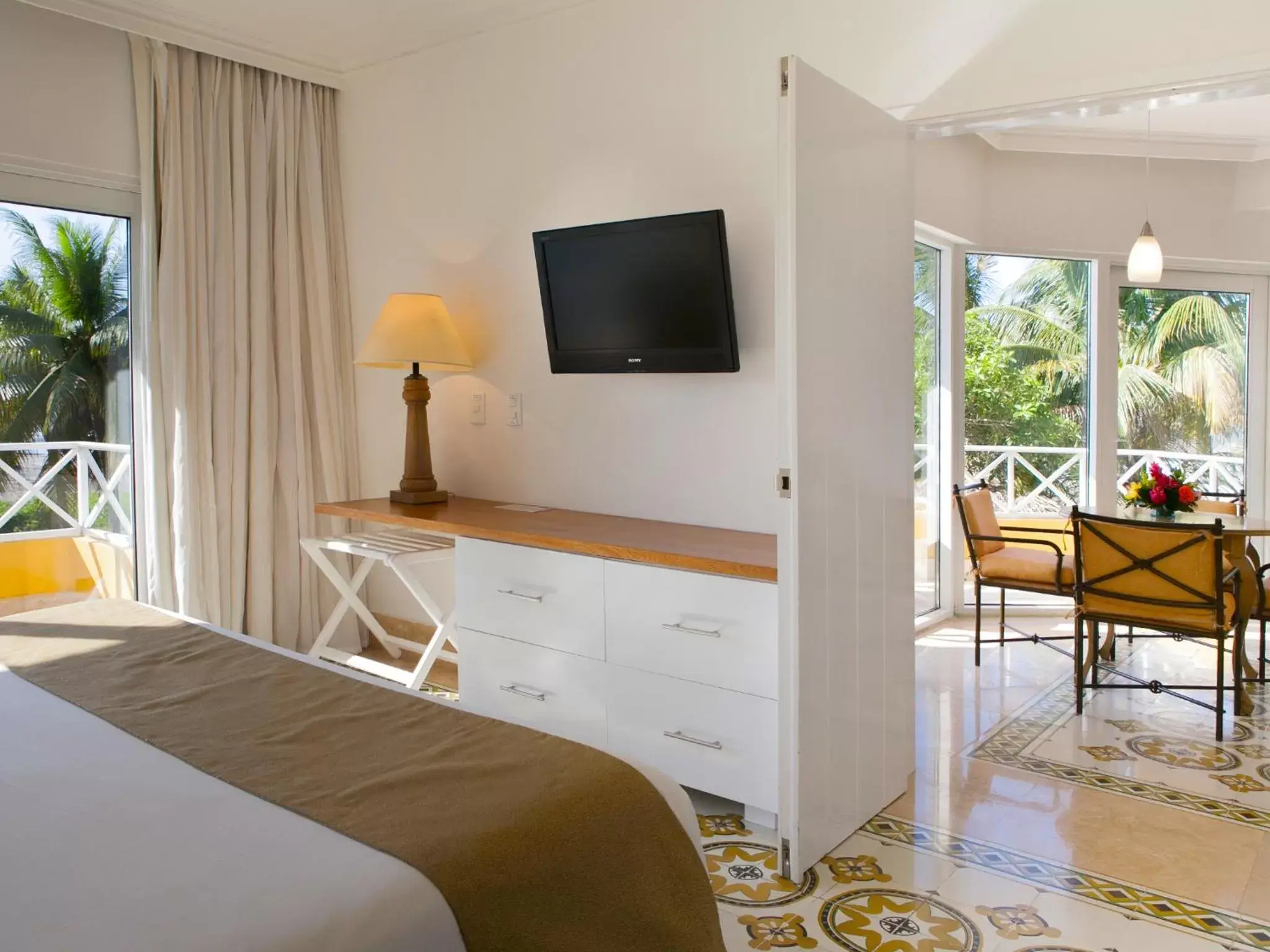 Bed, TV/Entertainment Center in Hotel Las Americas Casa de Playa