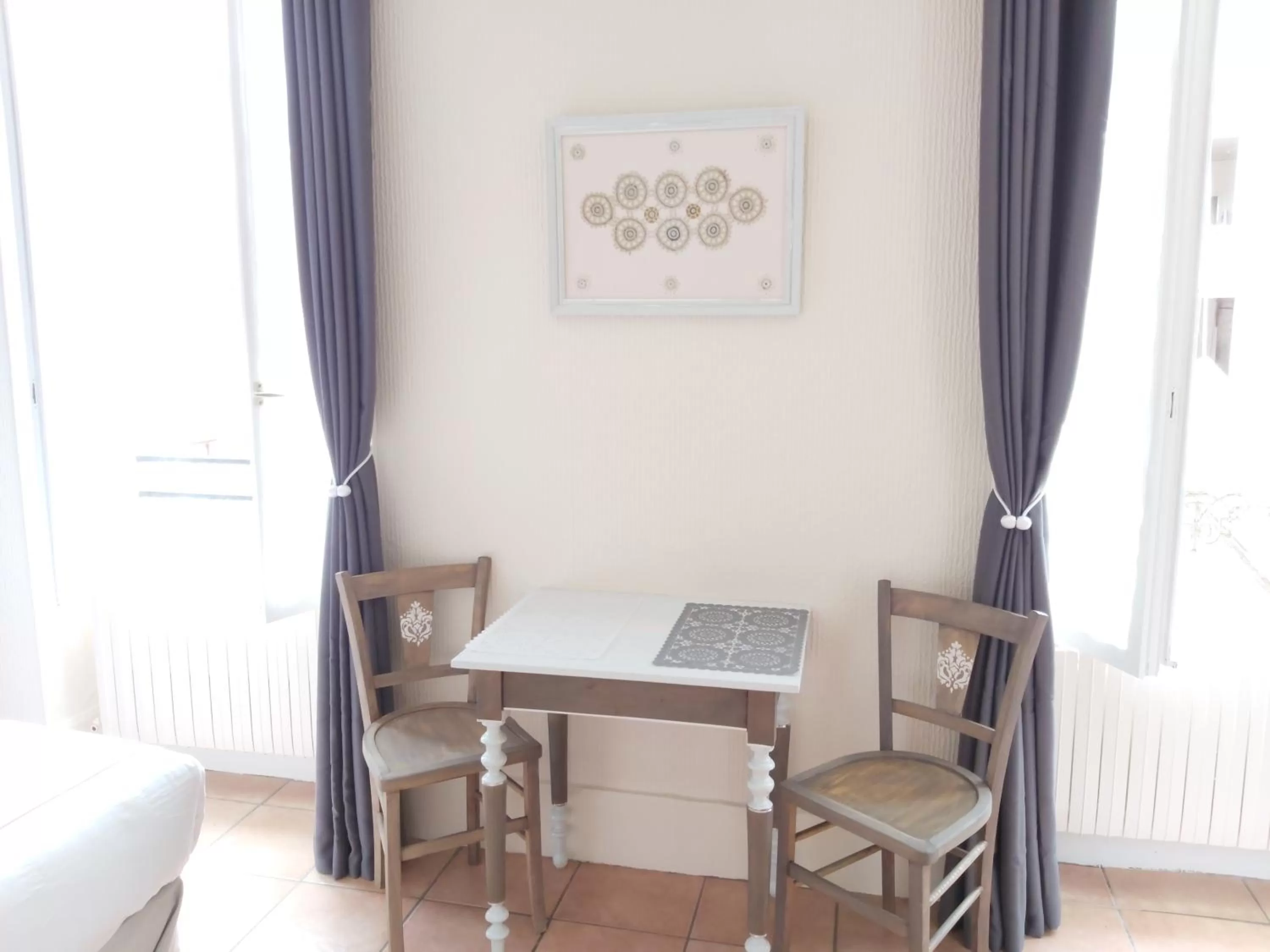 Photo of the whole room, Dining Area in Vichy Sejour