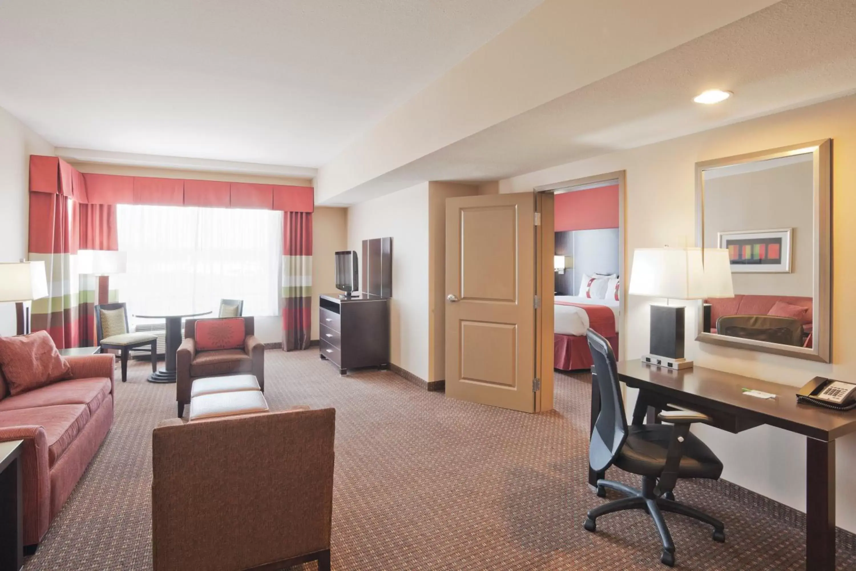 Photo of the whole room, Seating Area in Holiday Inn Meridian East I 59 / I 20