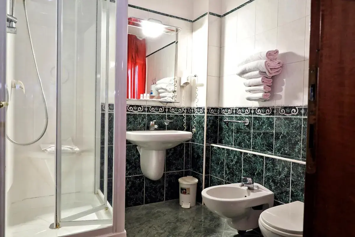 Shower, Bathroom in Hotel Al Castello