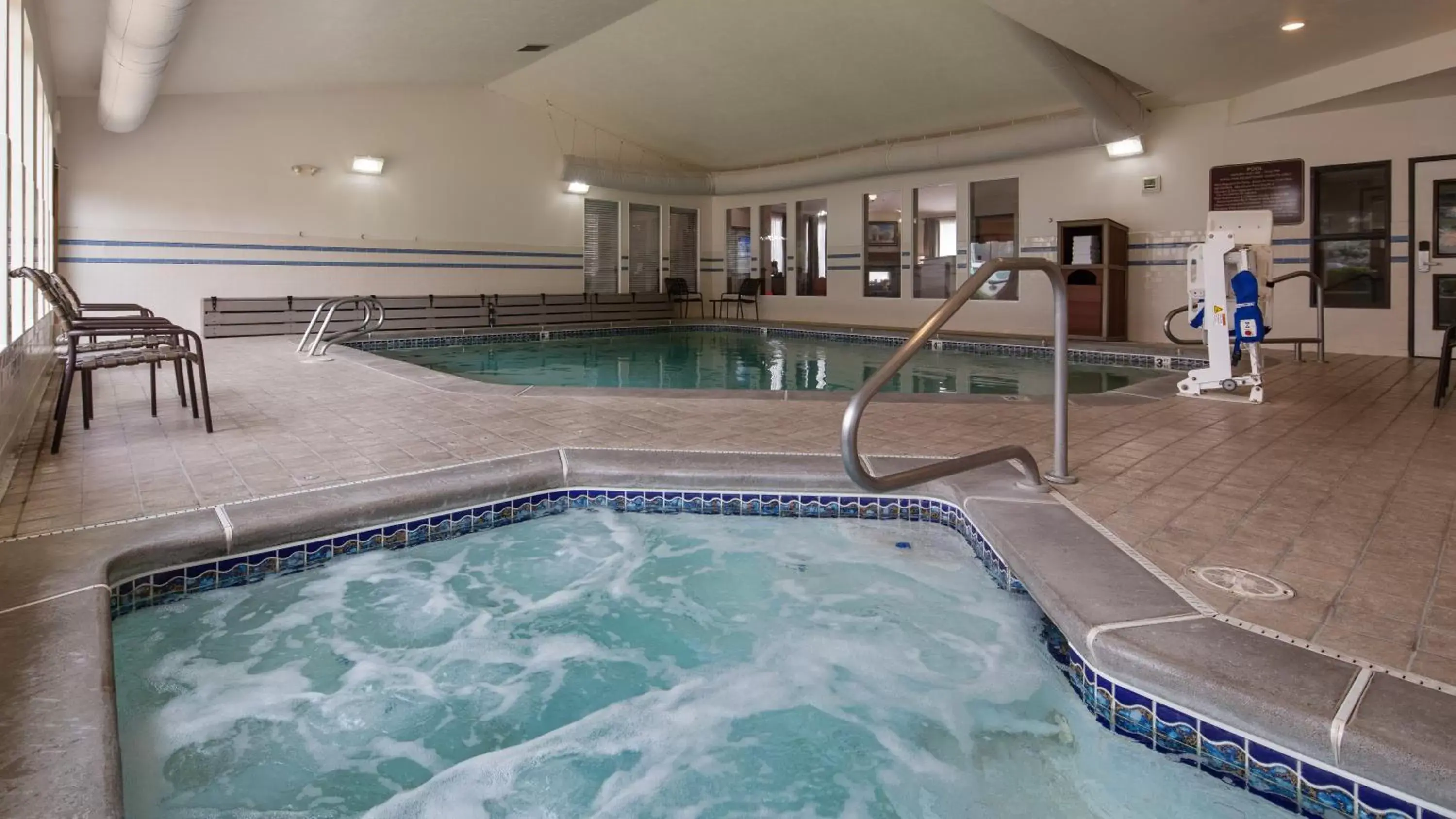 Hot Tub, Swimming Pool in Best Western Wheatland Inn