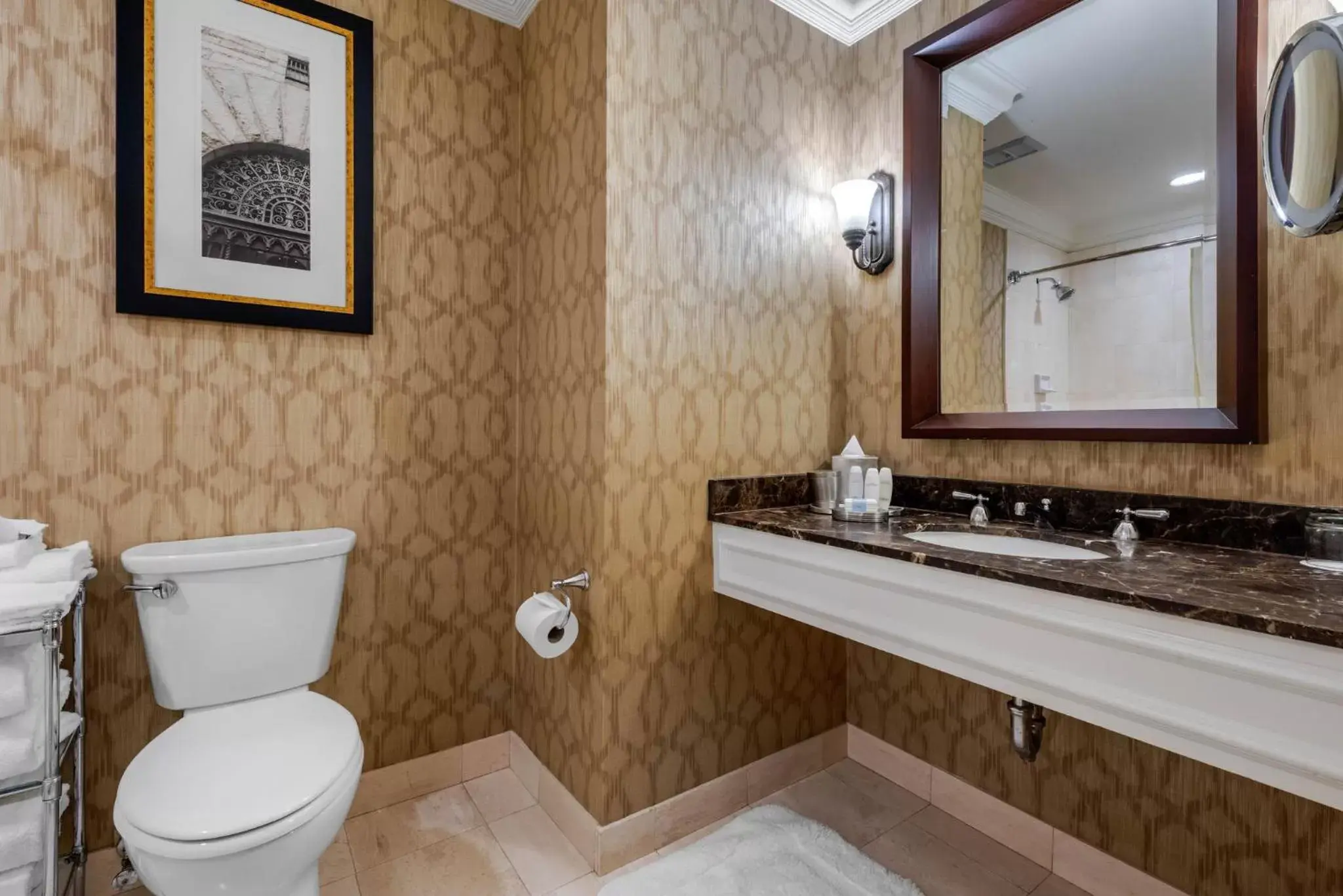 Photo of the whole room, Bathroom in Omni William Penn Hotel