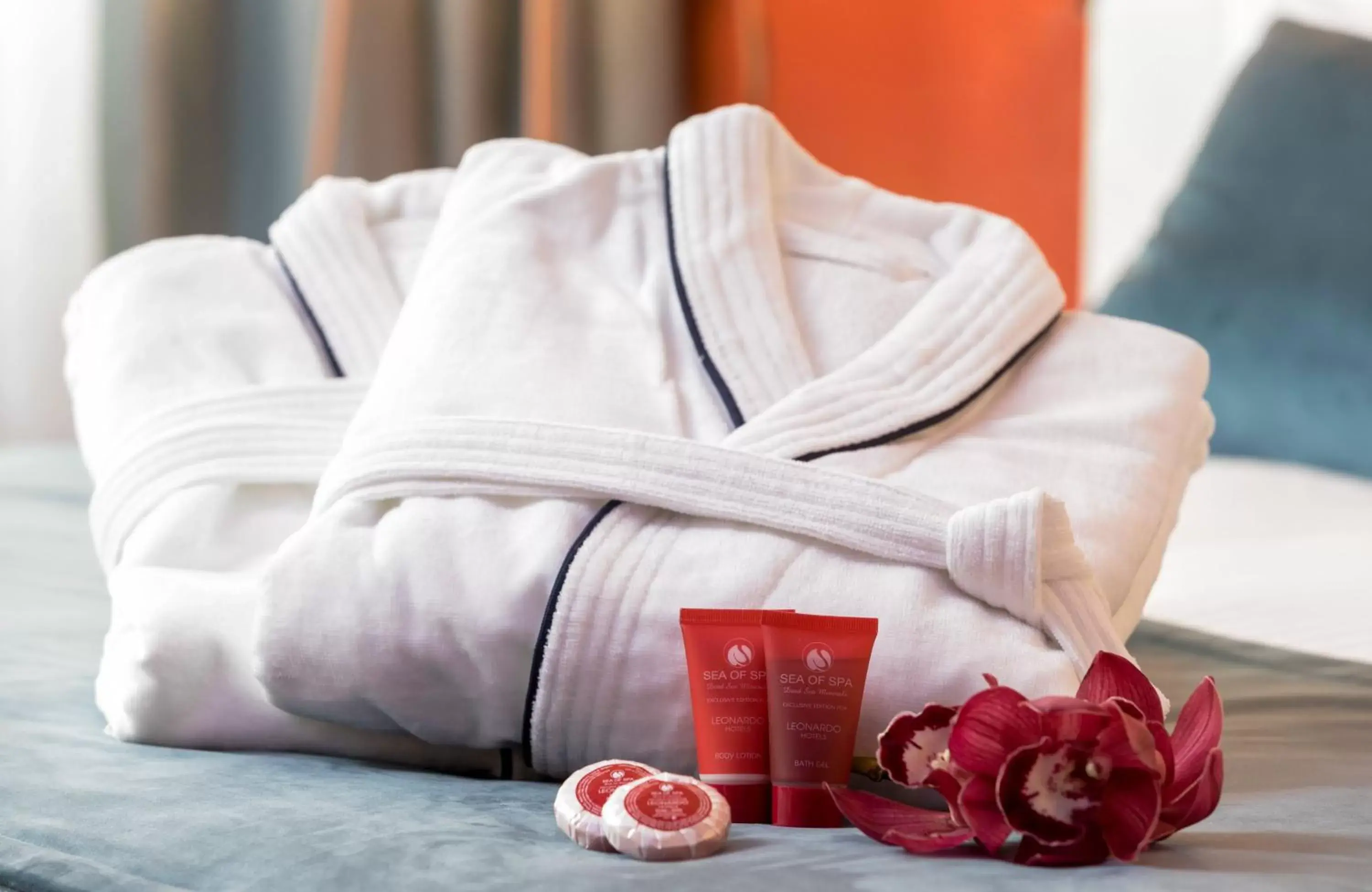 Bathroom, Bed in Leonardo Hotel Zurich Airport