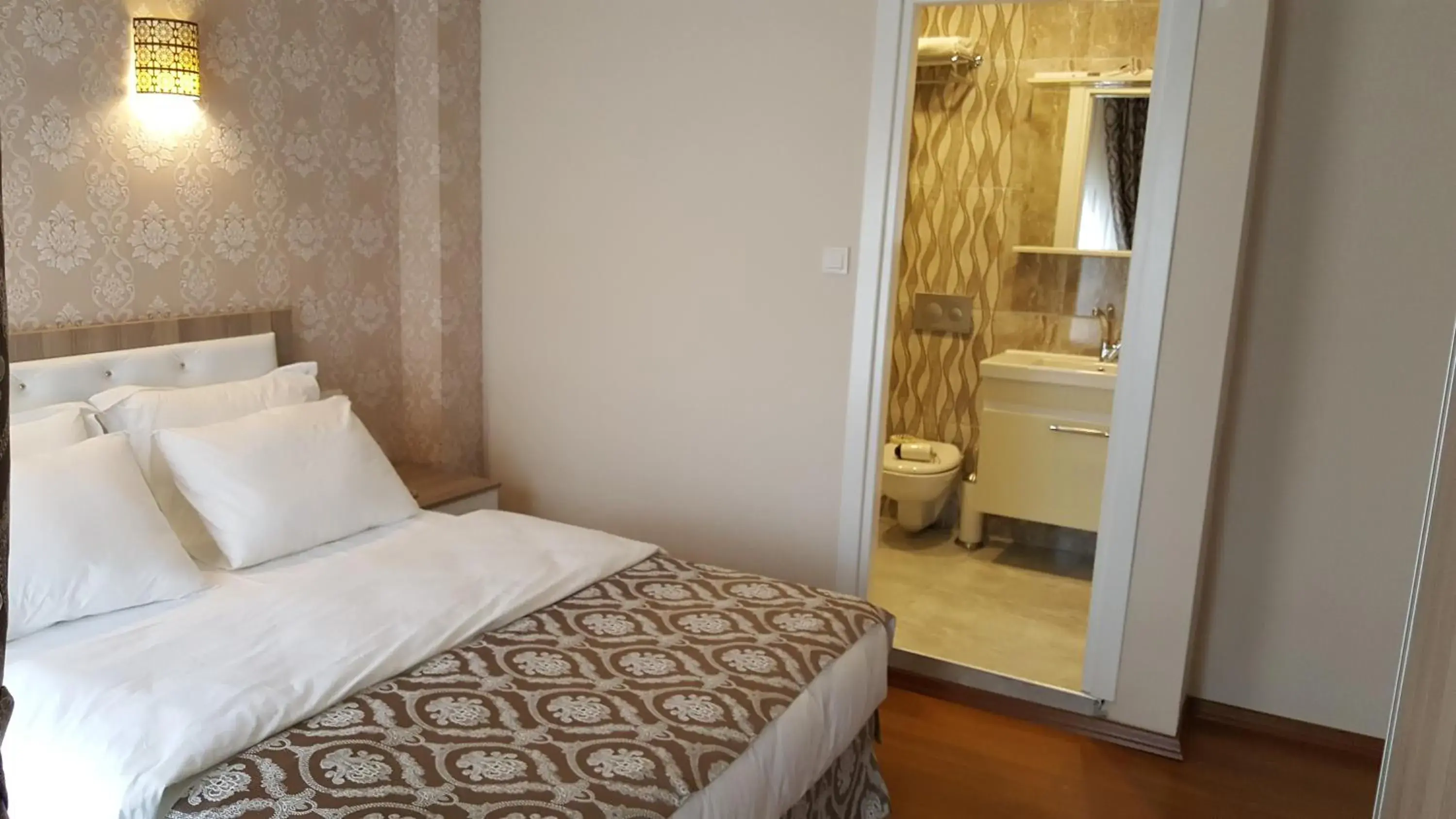 Bathroom, Bed in Ararat Hotel