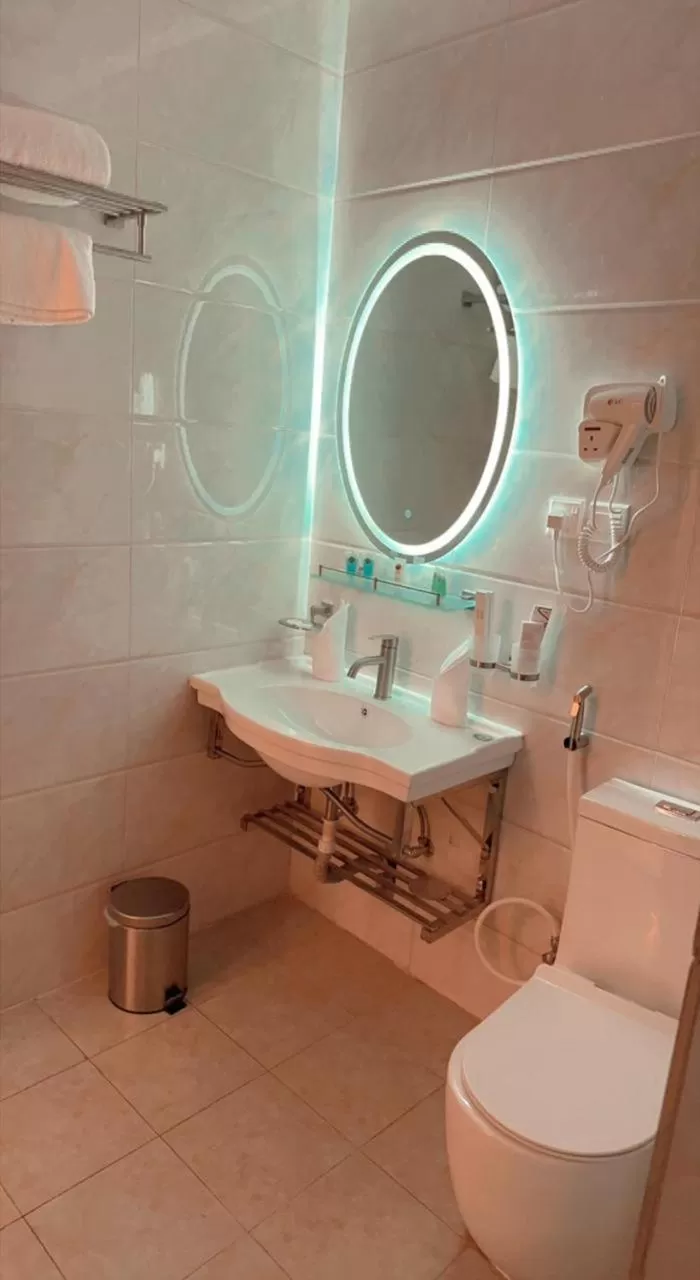 Toilet in Taj Aleiman Hotel 