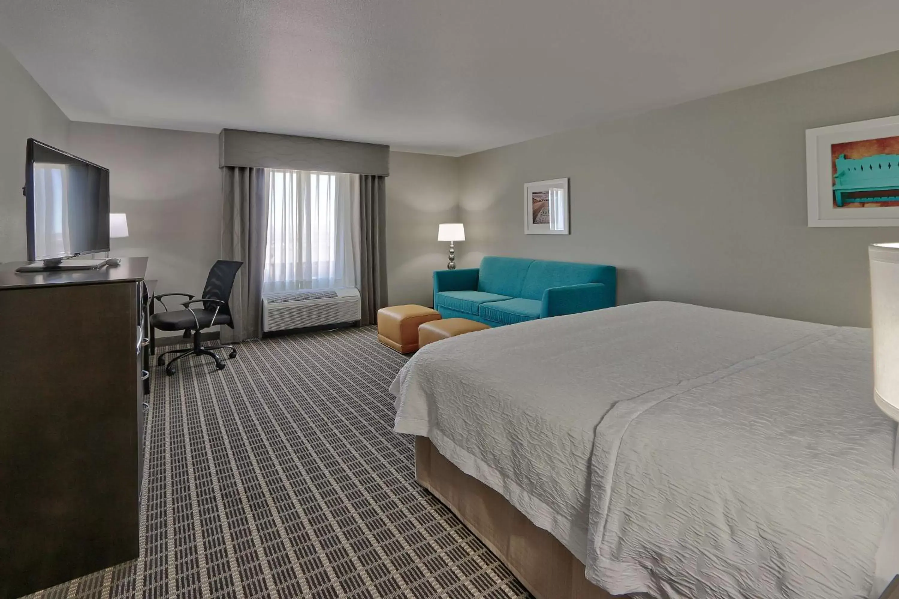 Bed in Hampton Inn & Suites Albuquerque Airport