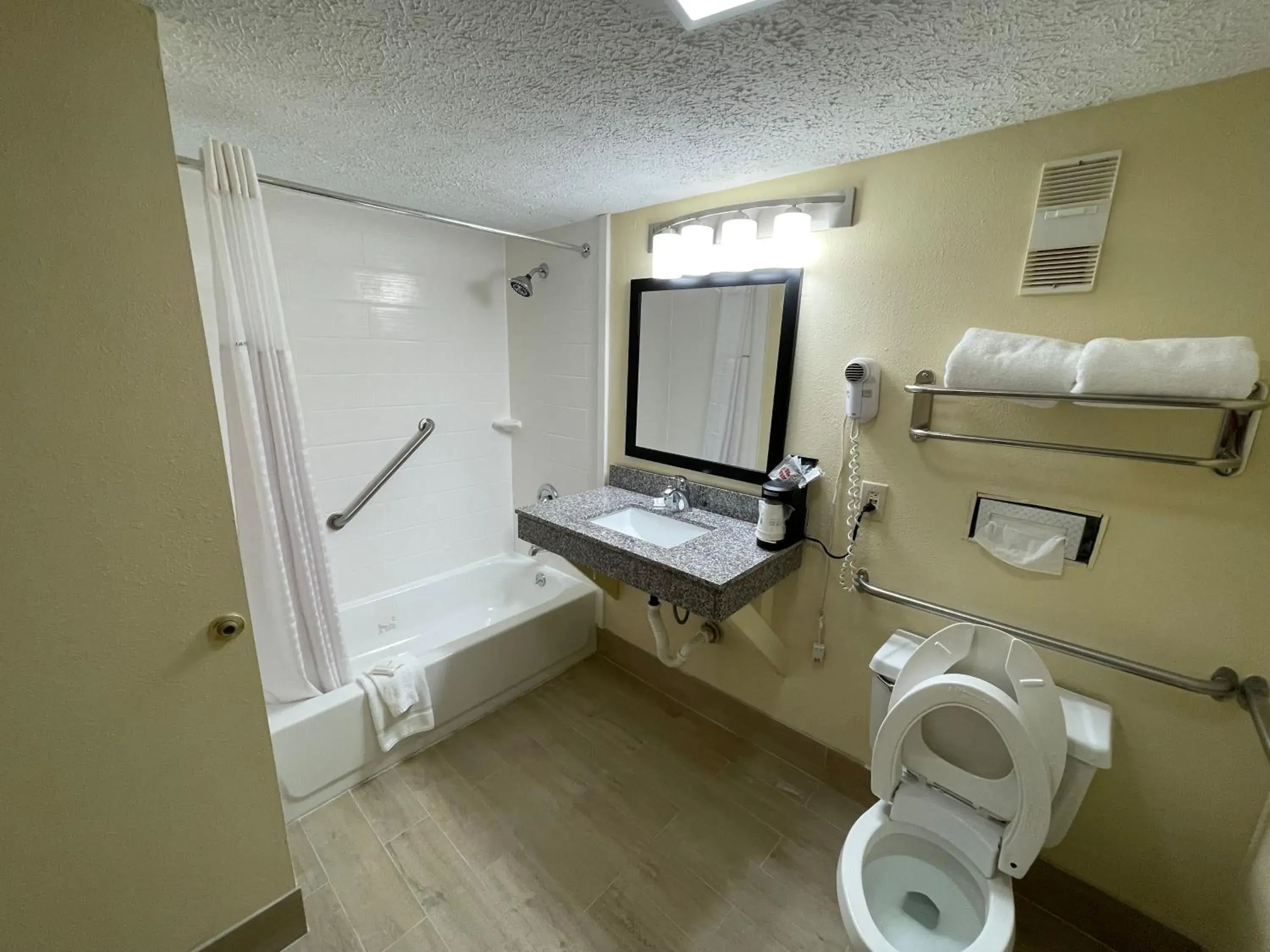 Toilet, Bathroom in La Quinta Inn by Wyndham Indianapolis Airport Lynhurst