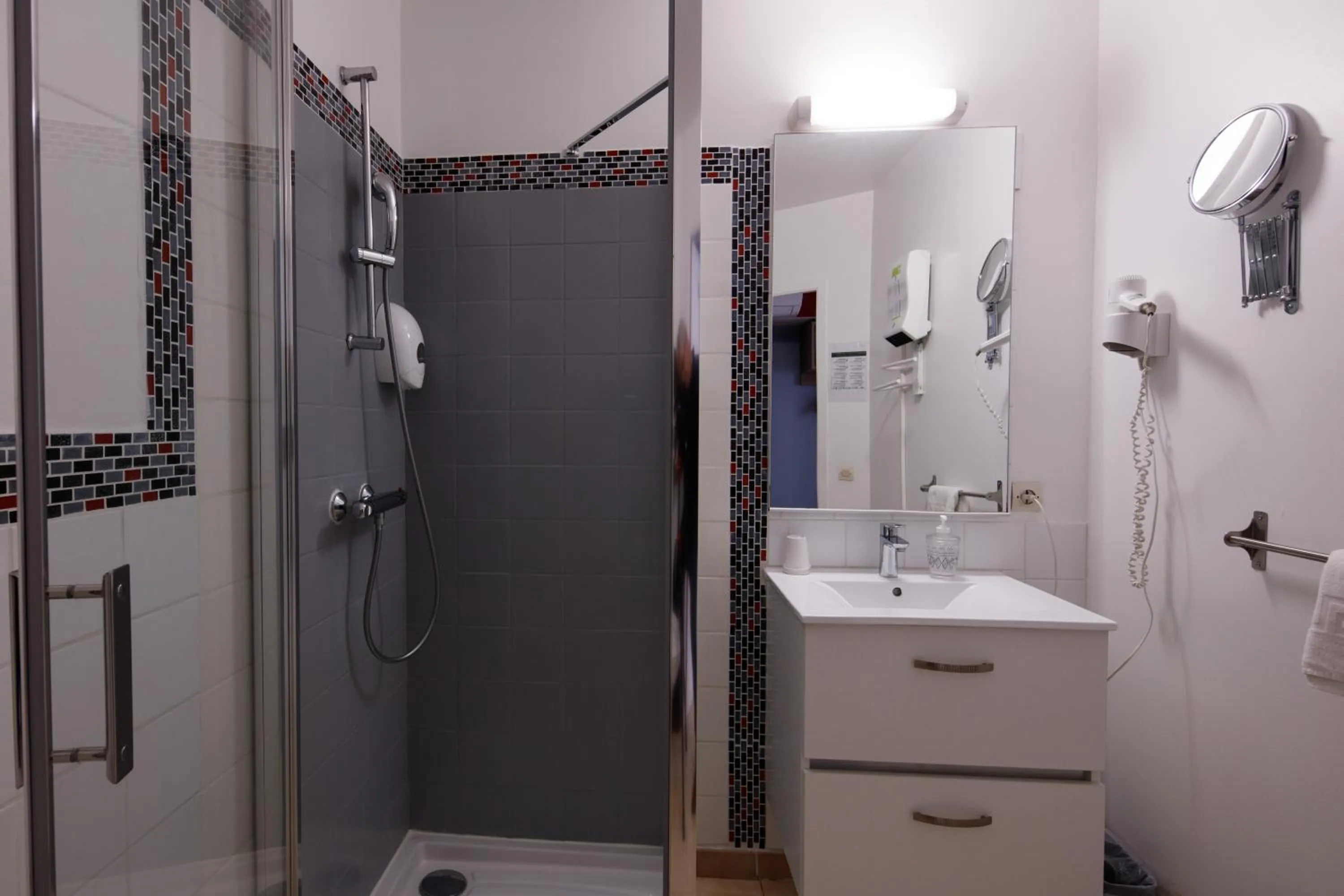 Shower in Hotel Astoria