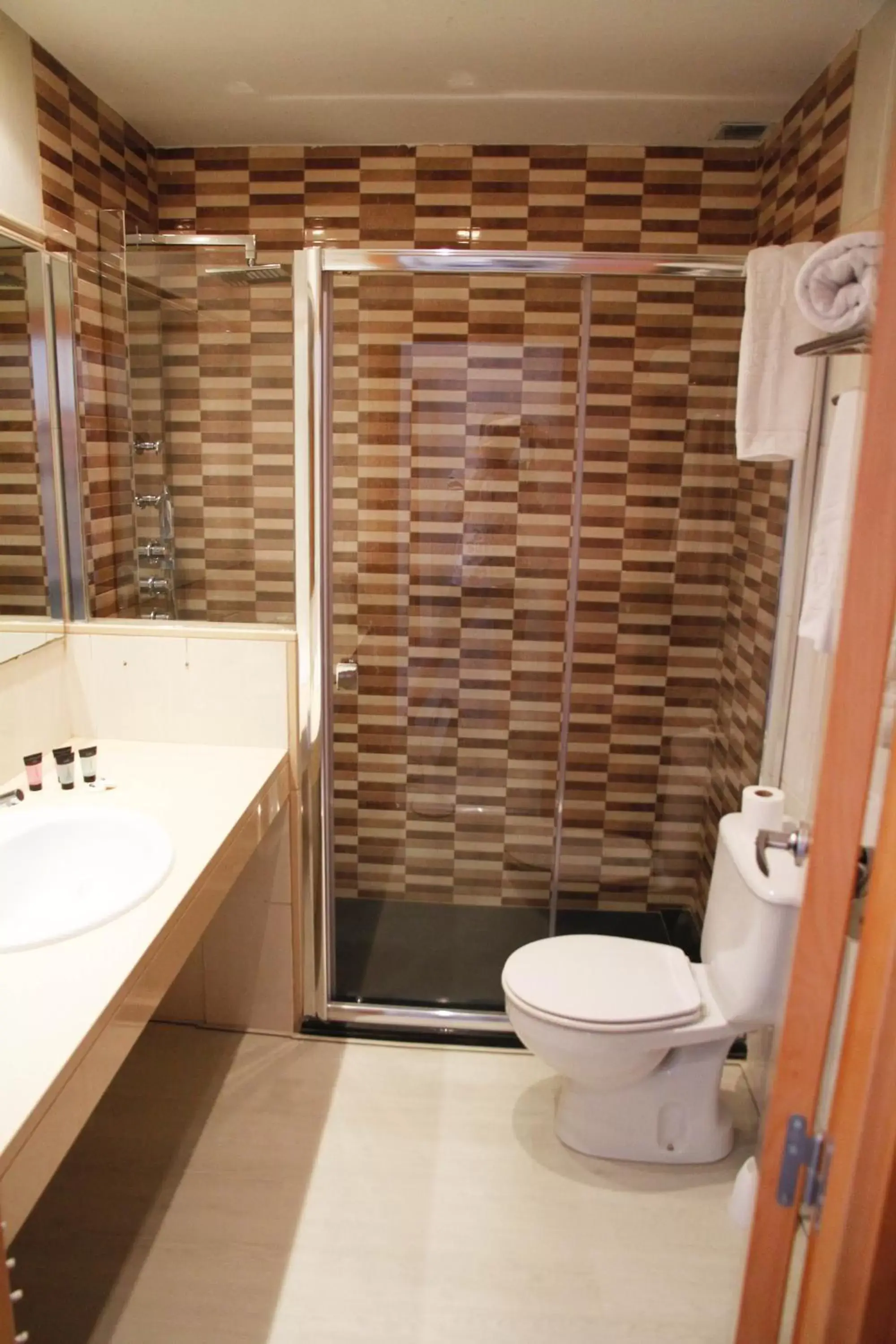 Shower, Bathroom in Parrots Sitges Hotel