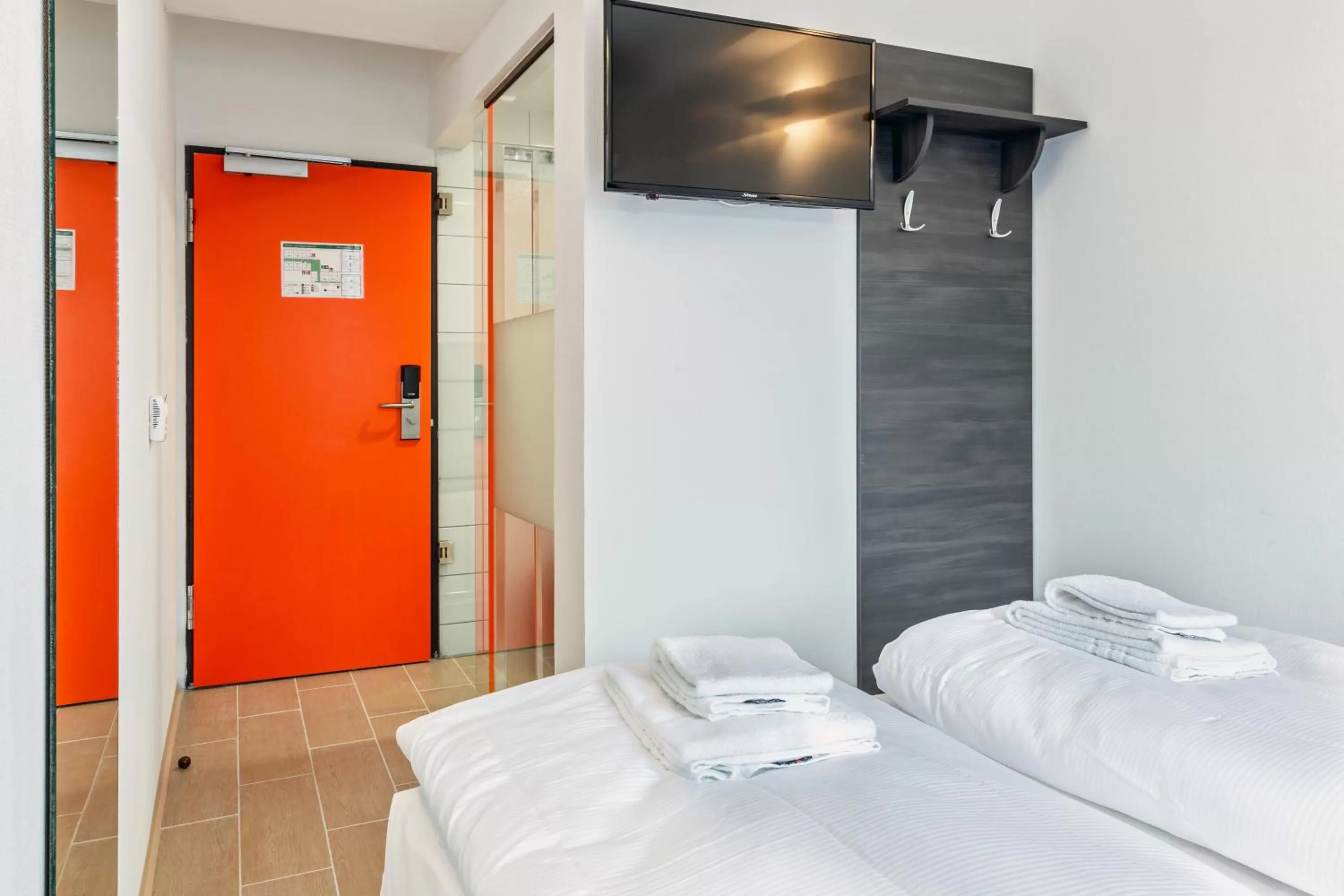 TV and multimedia in Augustus Hotel Bernkastel - Comfortable Budget Hotel