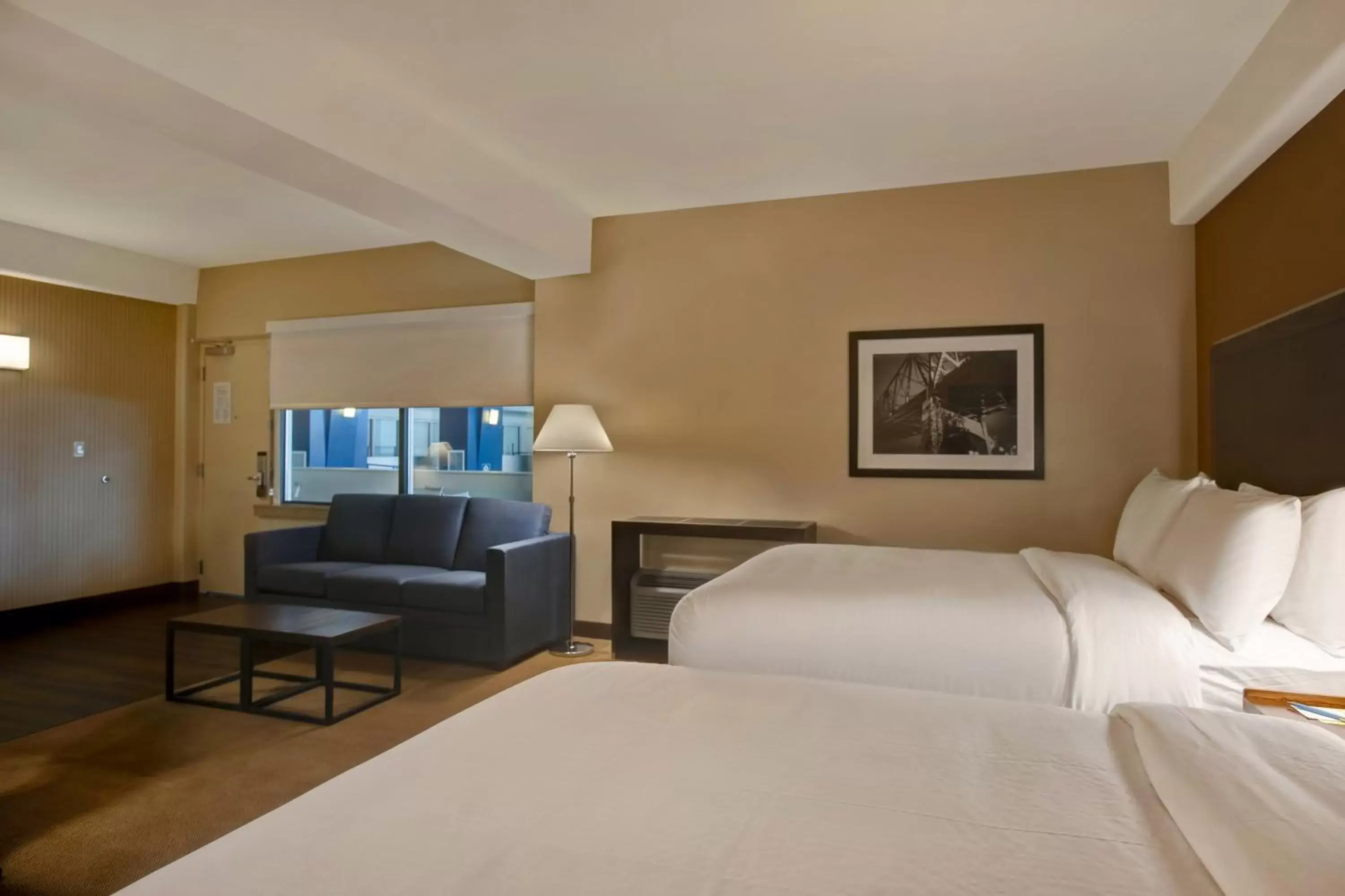 Photo of the whole room, Bed in Four Points by Sheraton Peoria