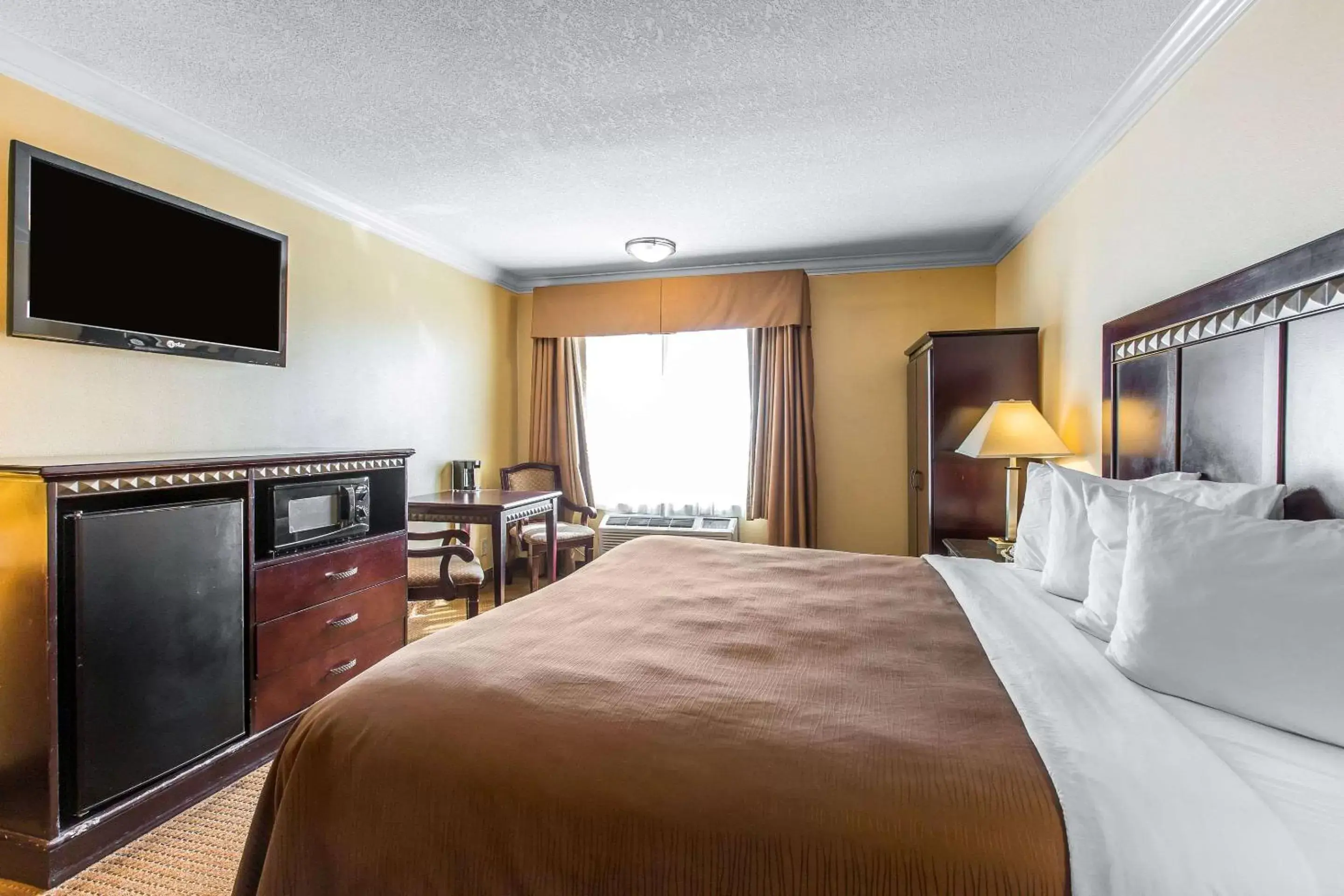 Photo of the whole room, Bed in Quality Inn & Suites Bell Gardens-Los Angeles