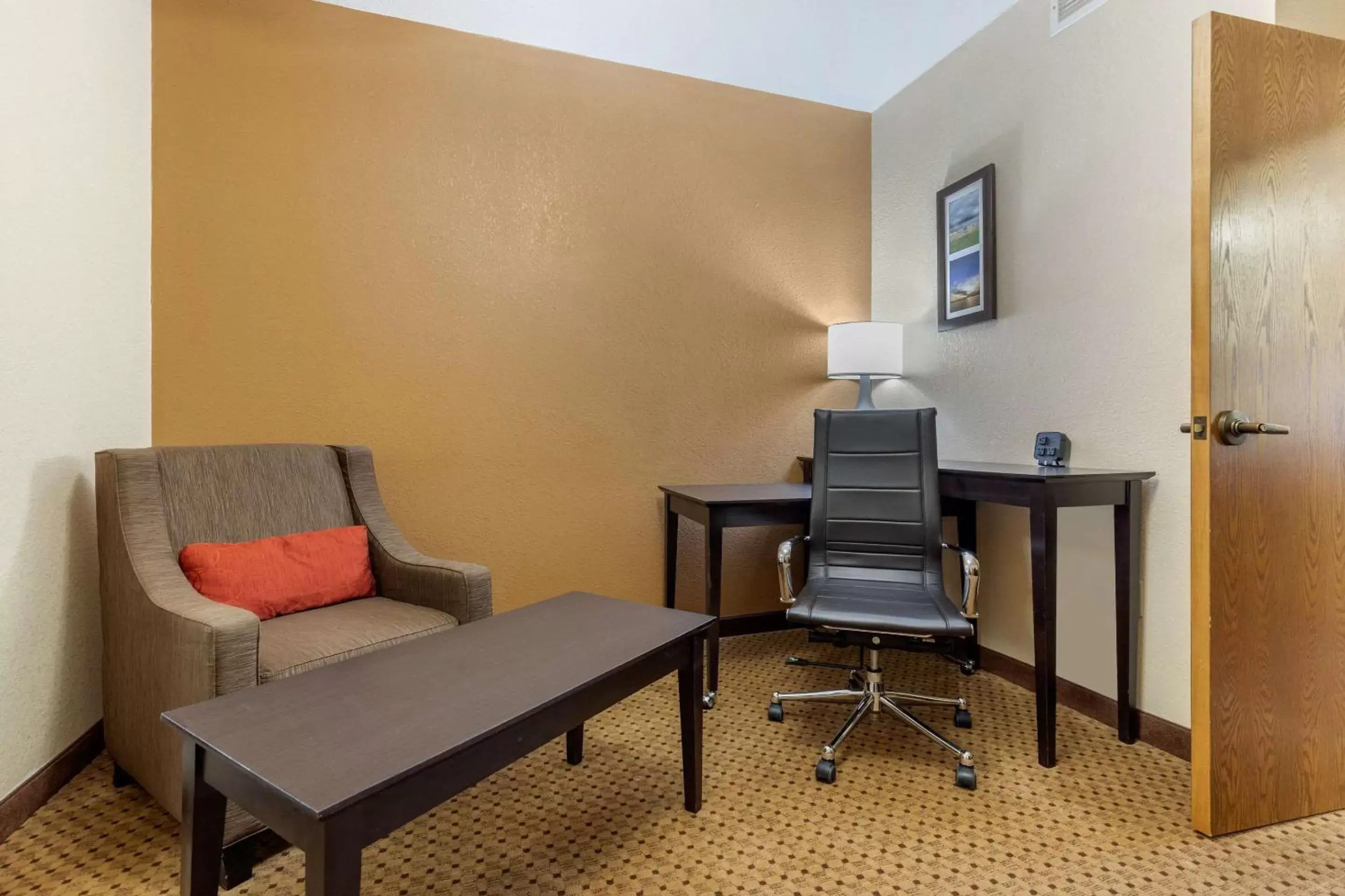 Bedroom, Seating Area in Comfort Inn & Suites Kenosha