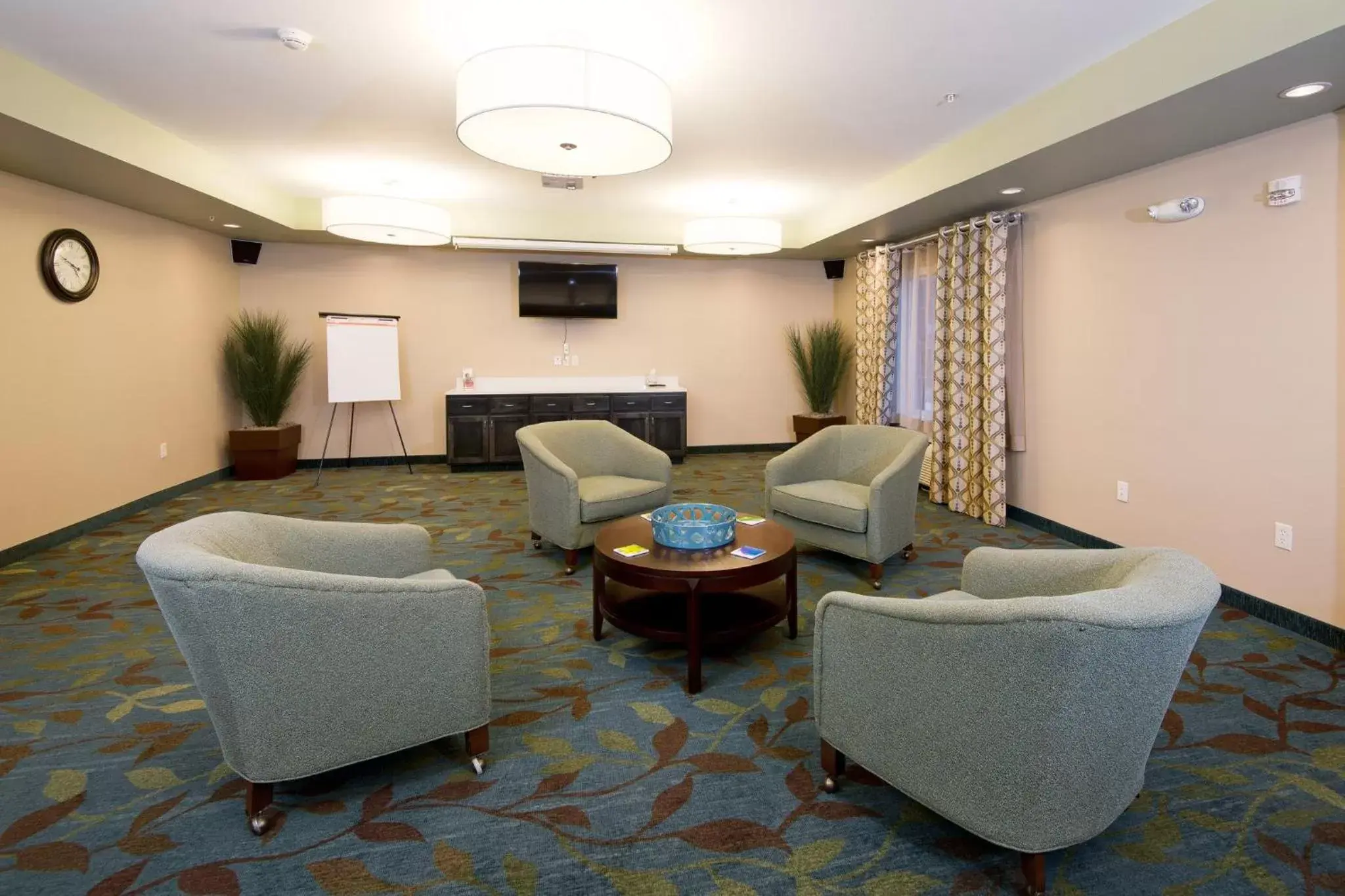 Meeting/conference room, Seating Area in Candlewood Suites Greeley, an IHG Hotel