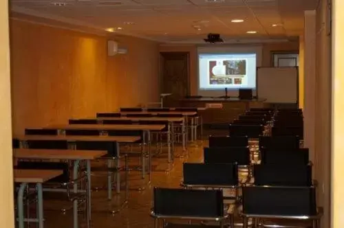 Business facilities in Hotel Alcadima