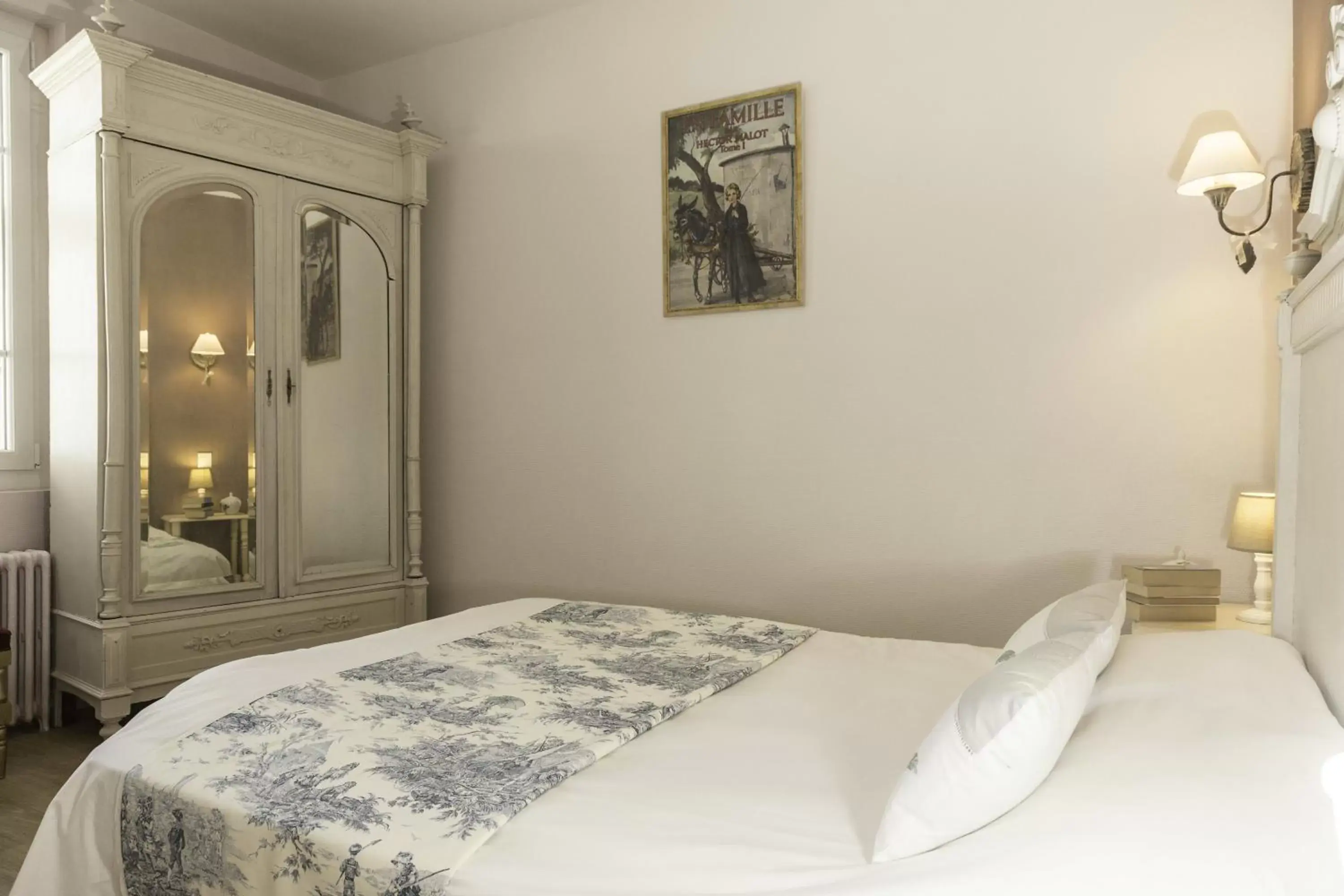 Photo of the whole room, Bed in La Villa Les Mots Passants