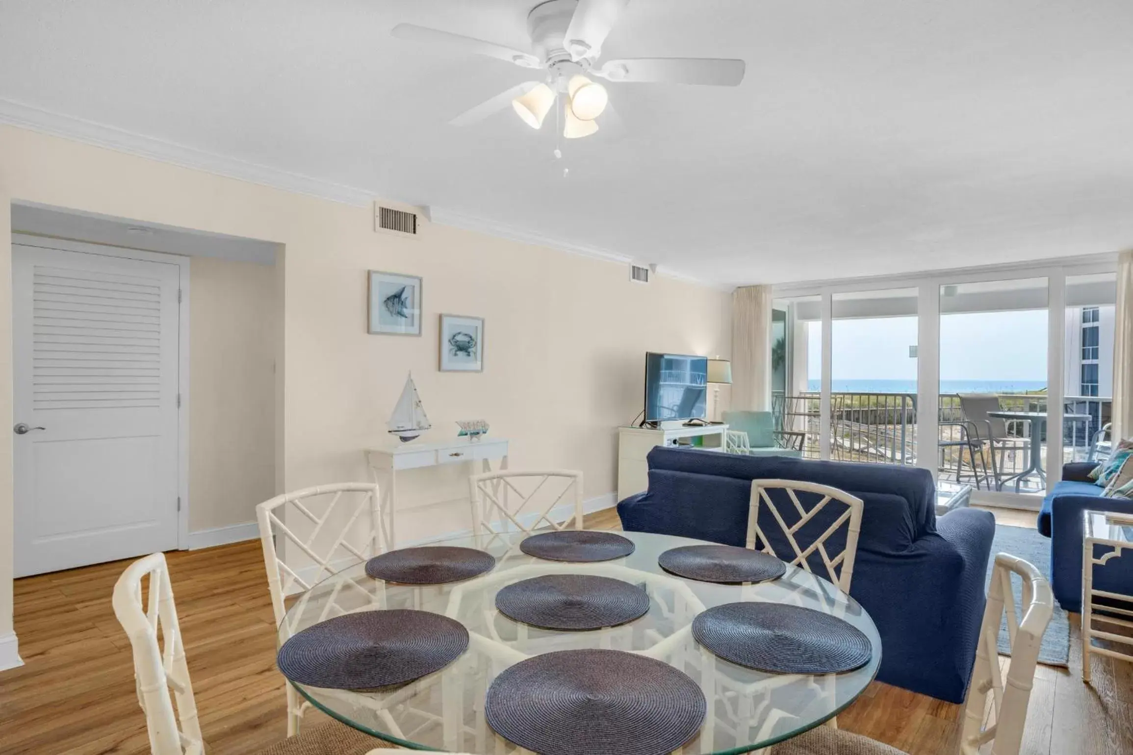 Dining Area in Shoreline Towers 1024