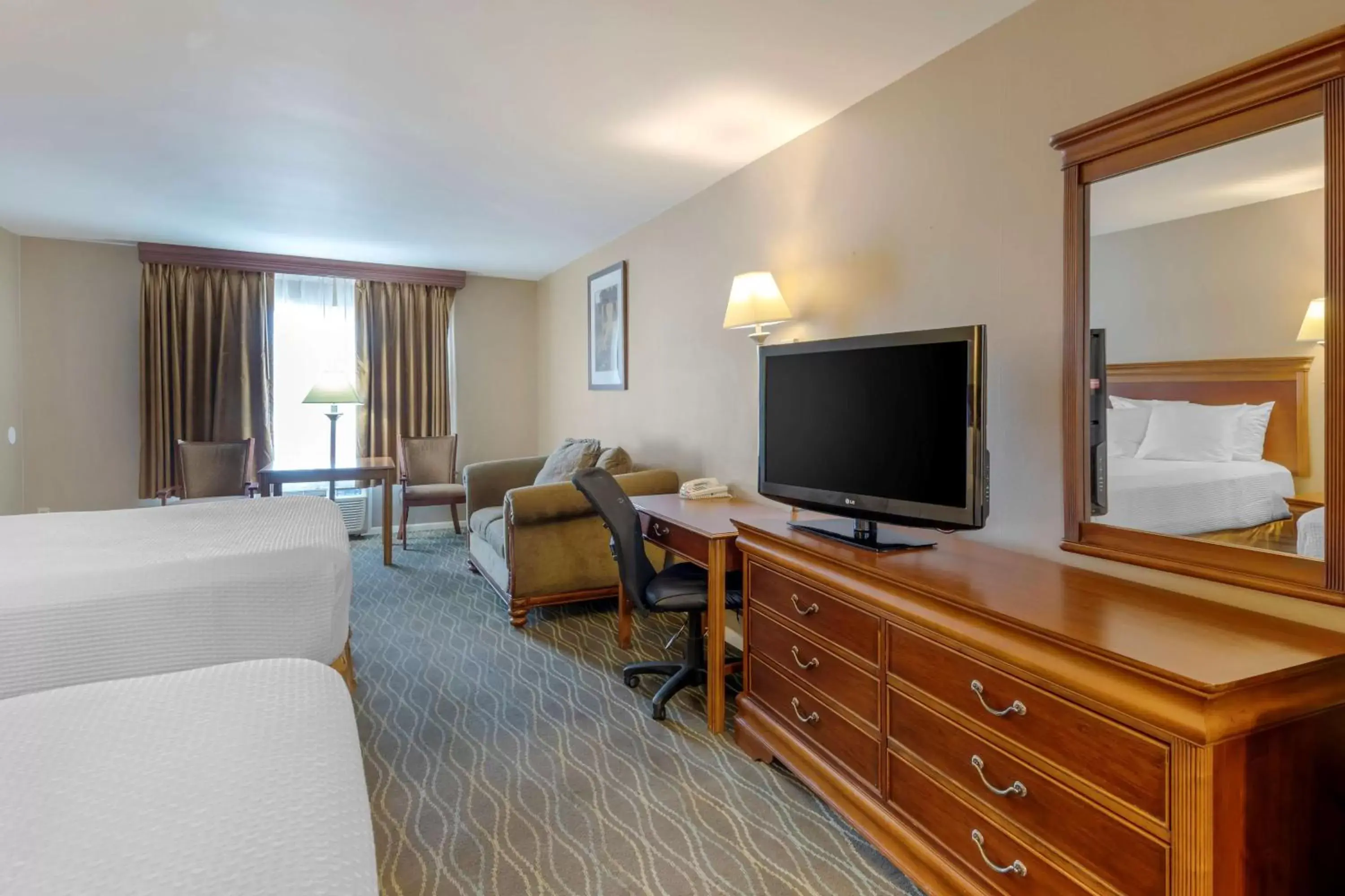 Bedroom, TV/Entertainment Center in Best Western La Posada Motel