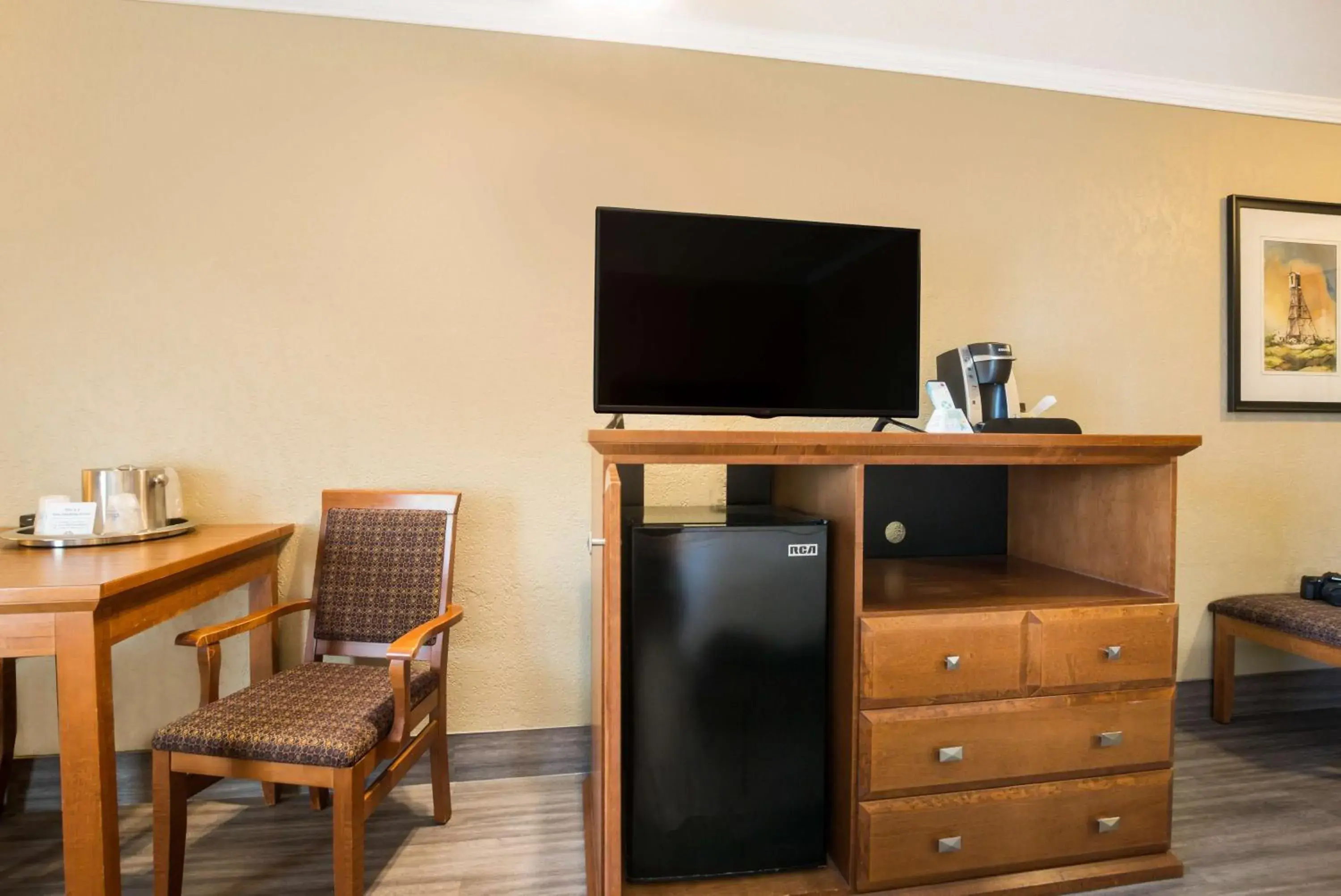 Bedroom, TV/Entertainment Center in Best Western Plus NorWester Hotel & Conference Centre