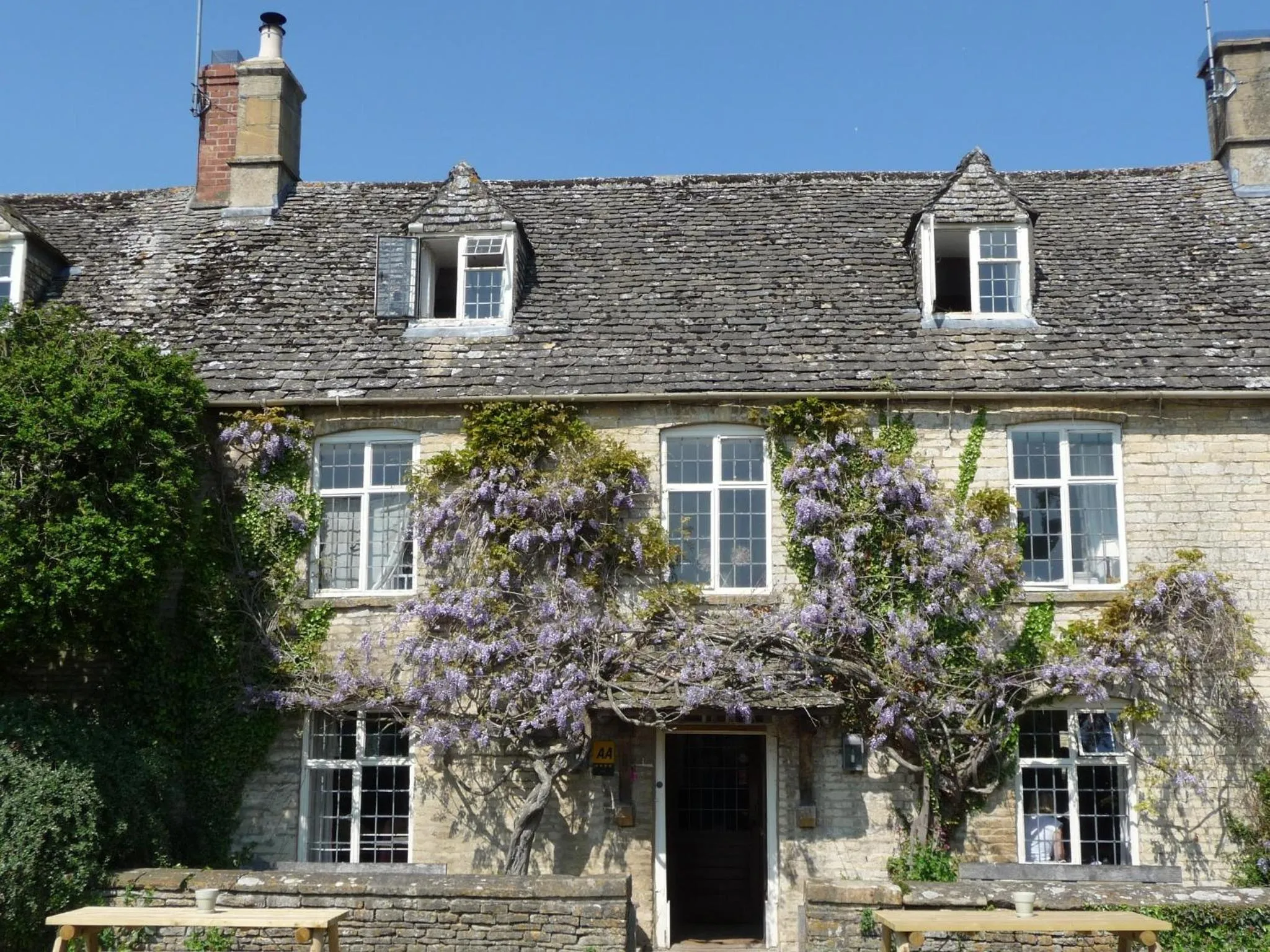 Facade/entrance in The Swan Inn Swinbrook