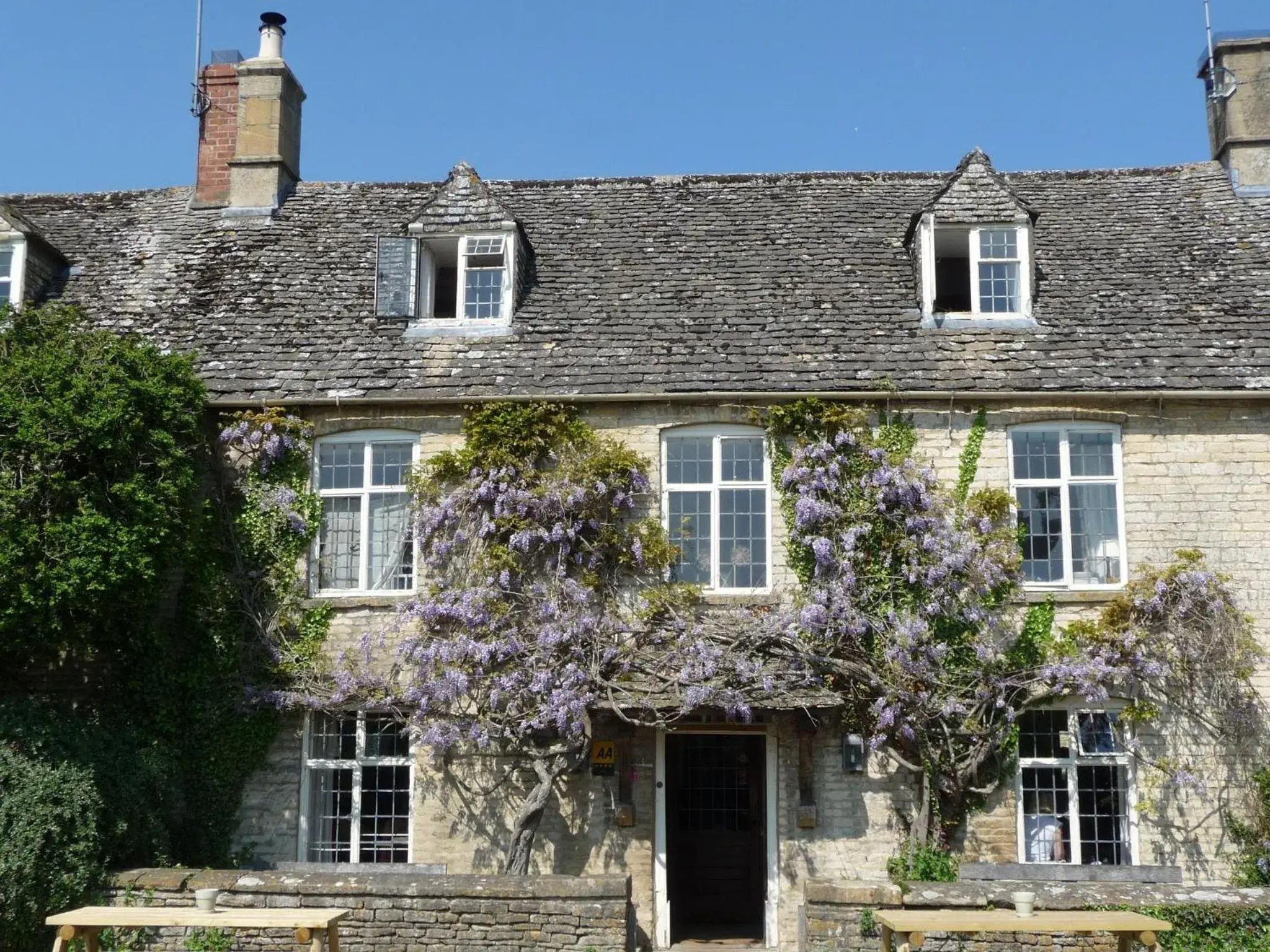 Facade/entrance, Property Building in The Swan Inn Swinbrook