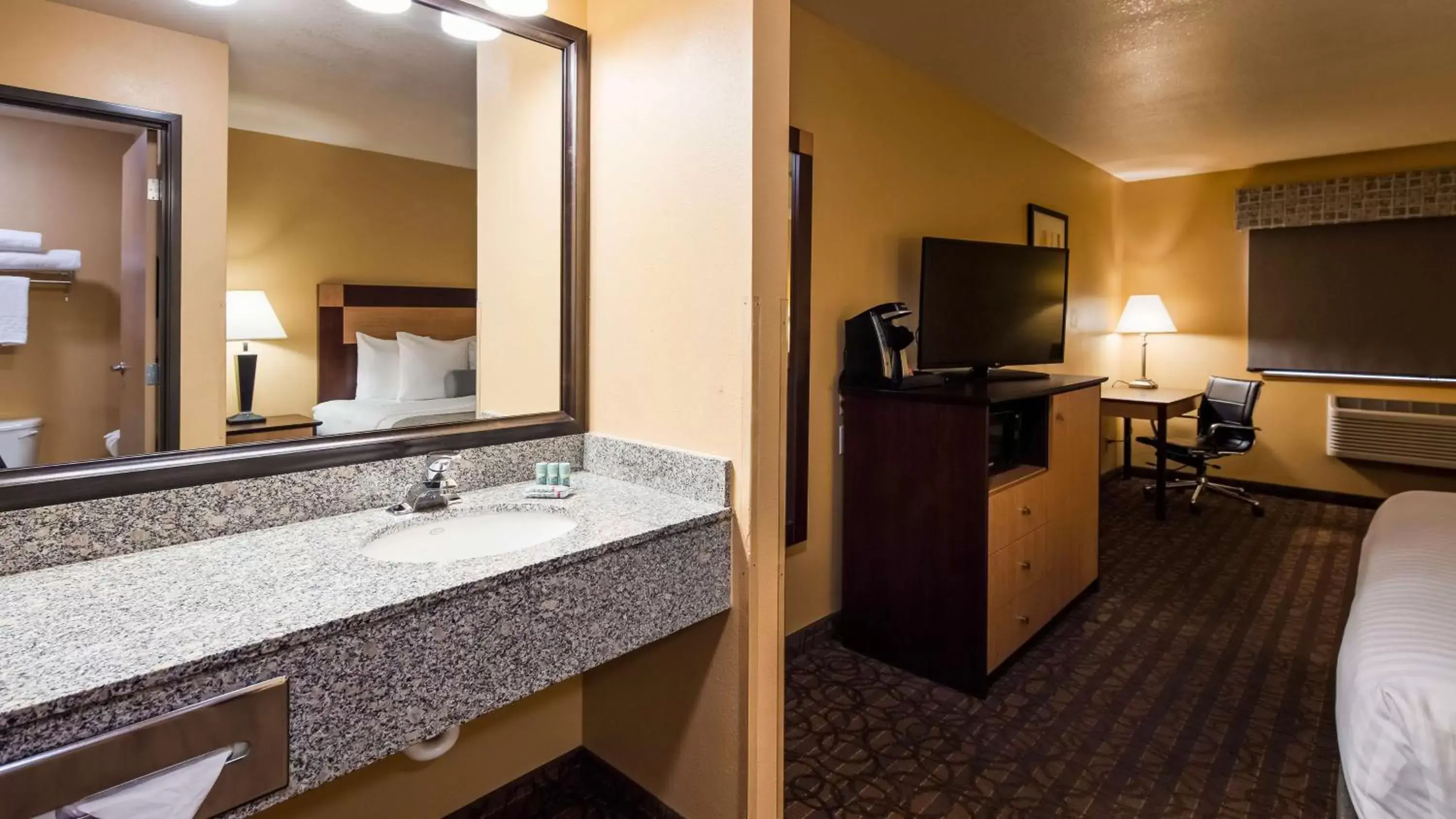 Photo of the whole room, Bathroom in Best Western Sawtooth Inn and Suites