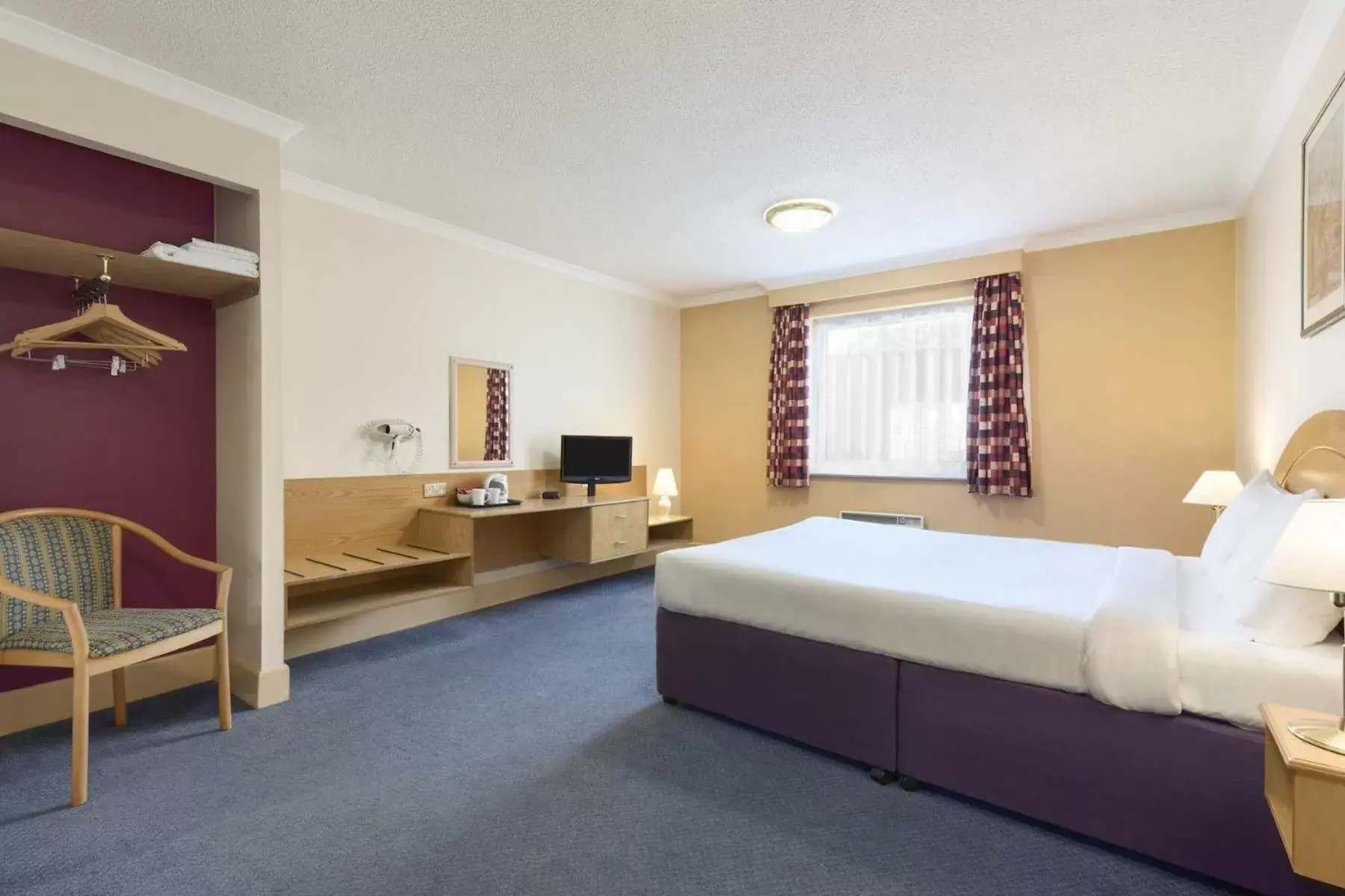Bedroom, Bed in Days Inn Watford Gap