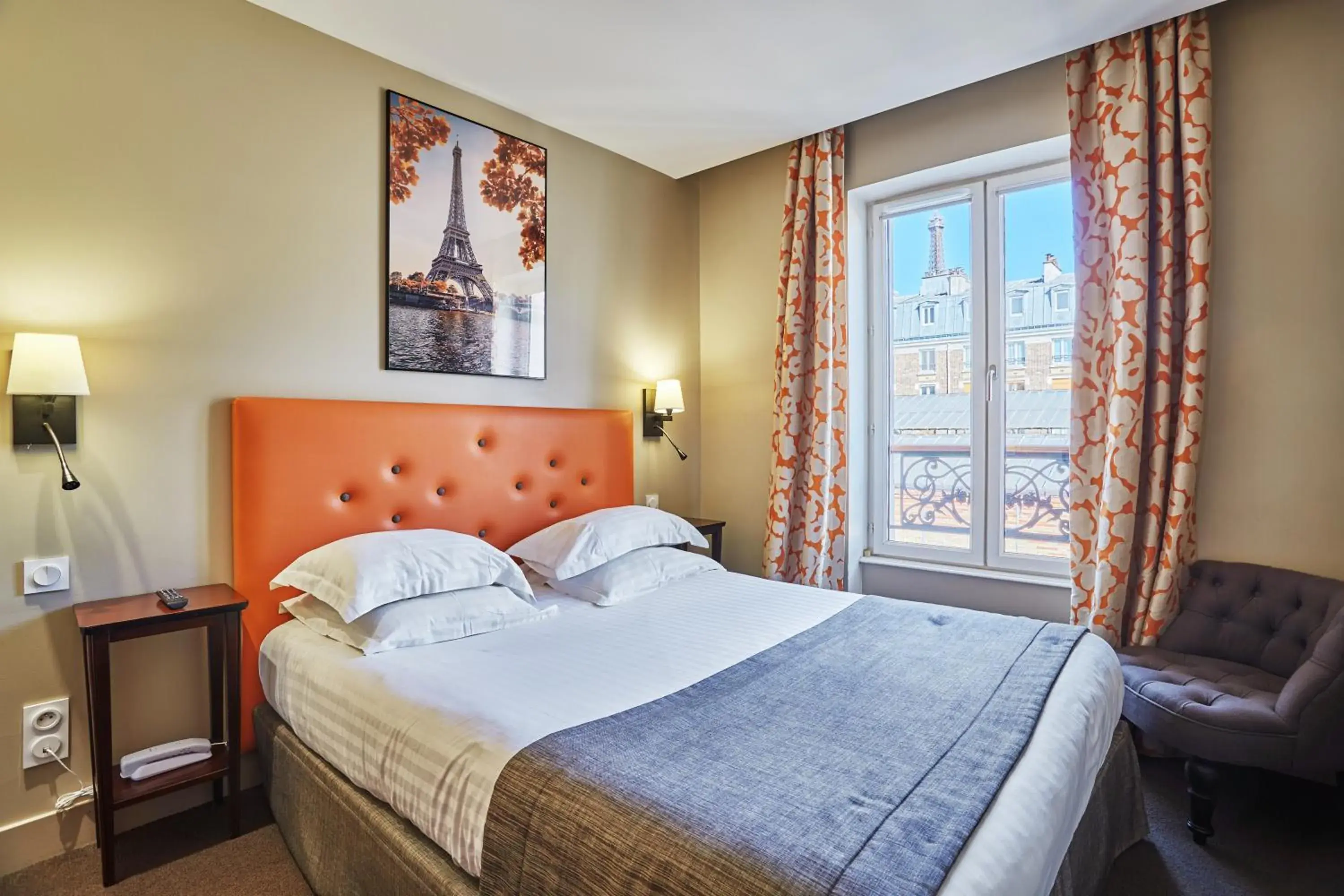 View (from property/room), Bed in Hôtel Le Relais Saint Charles