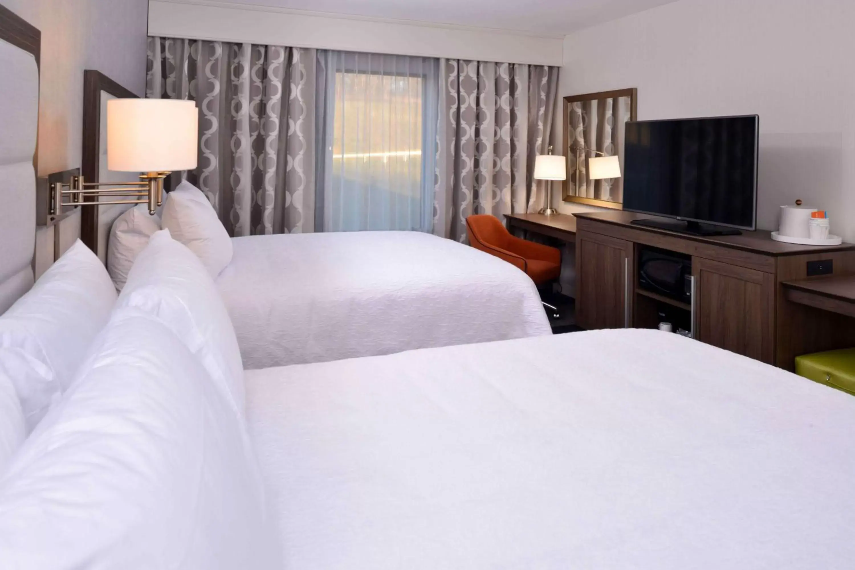 Bed in Hampton Inn & Suites Albany-East Greenbush, NY