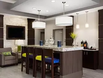 Lounge or bar, Kitchen/Kitchenette in Hawthorn Suites by Wyndham San Angelo