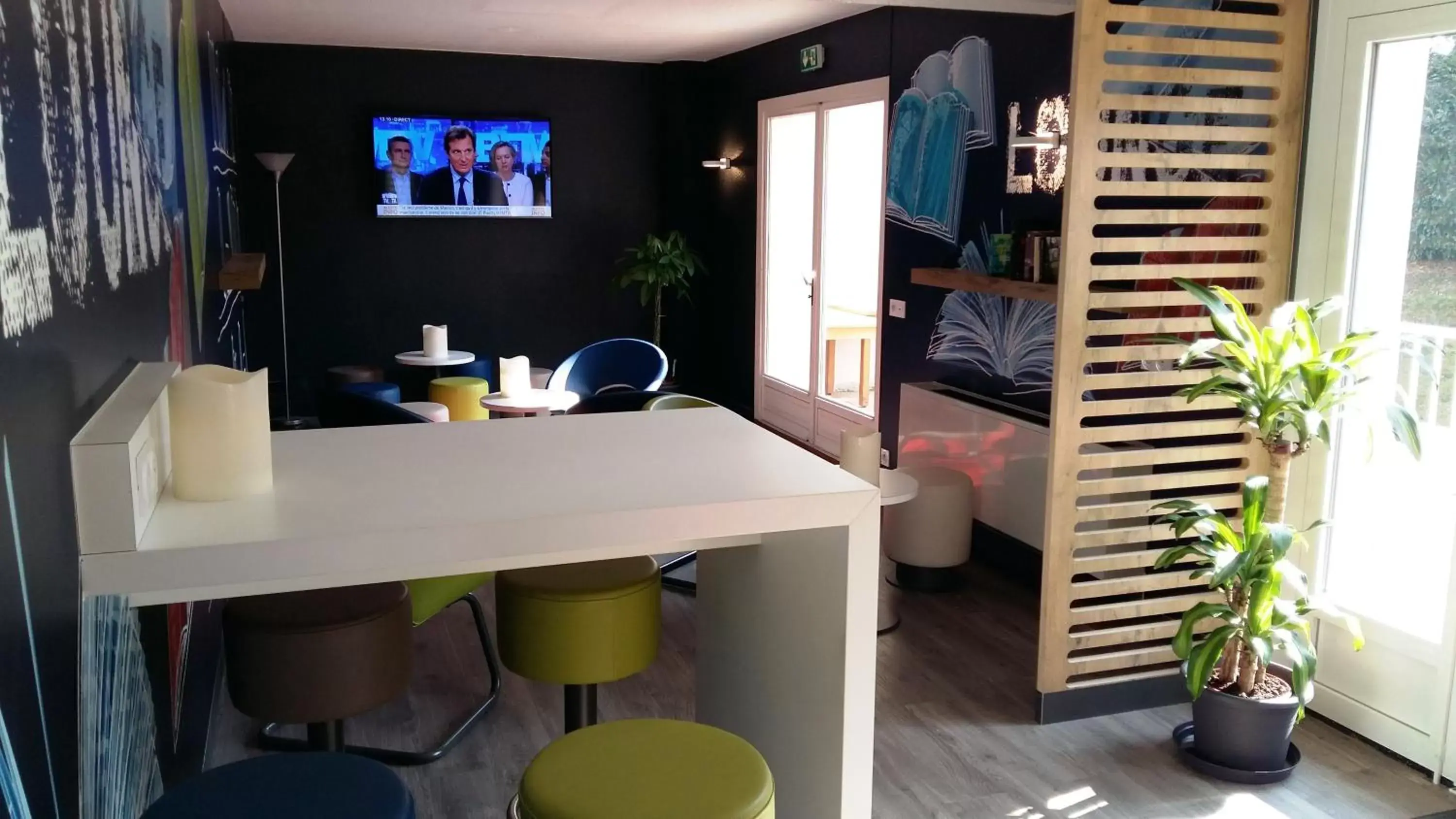 Lounge or bar, Dining Area in Ibis Budget Agen