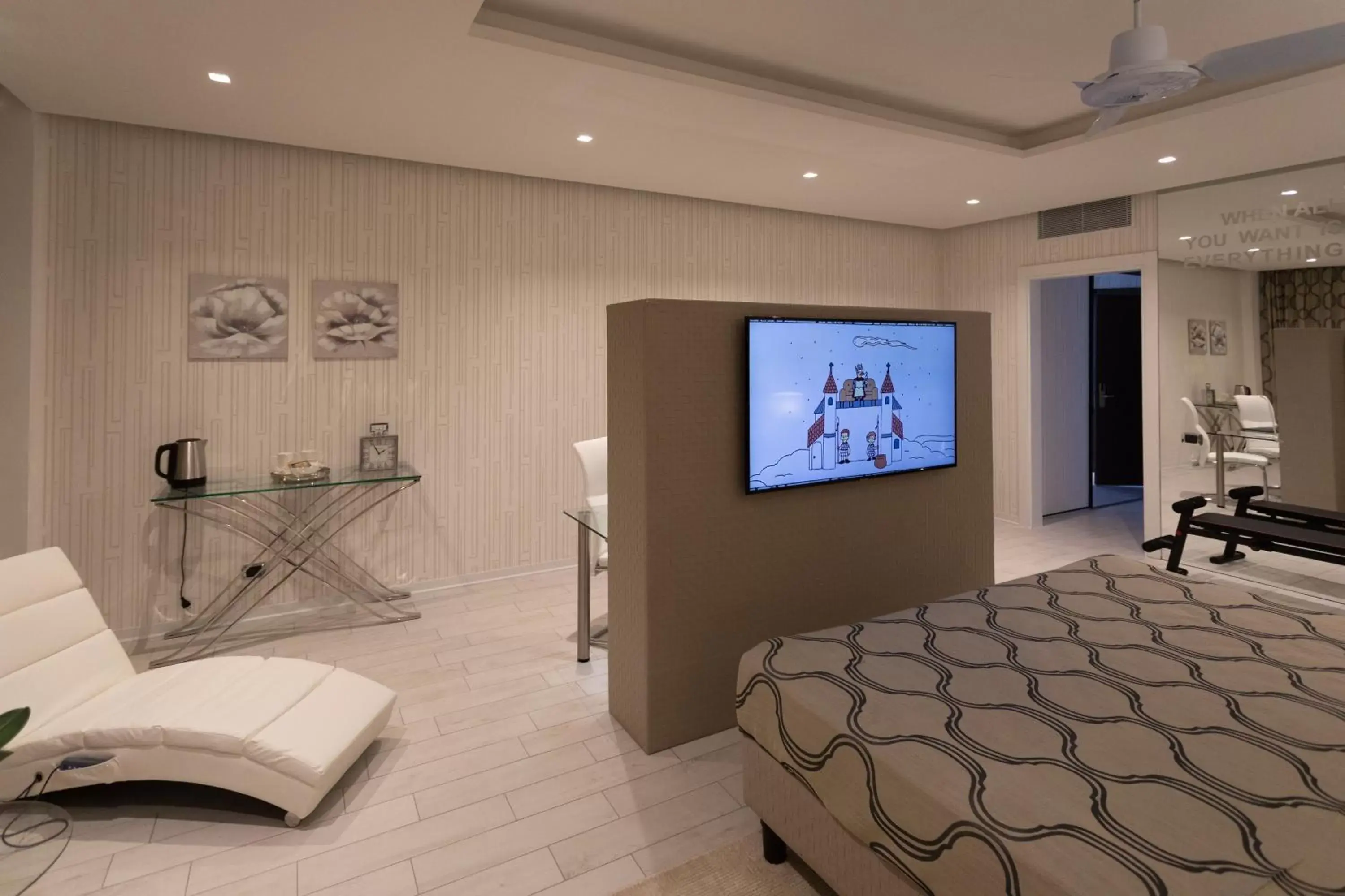 Bedroom, TV/Entertainment Center in Hotel Ariston
