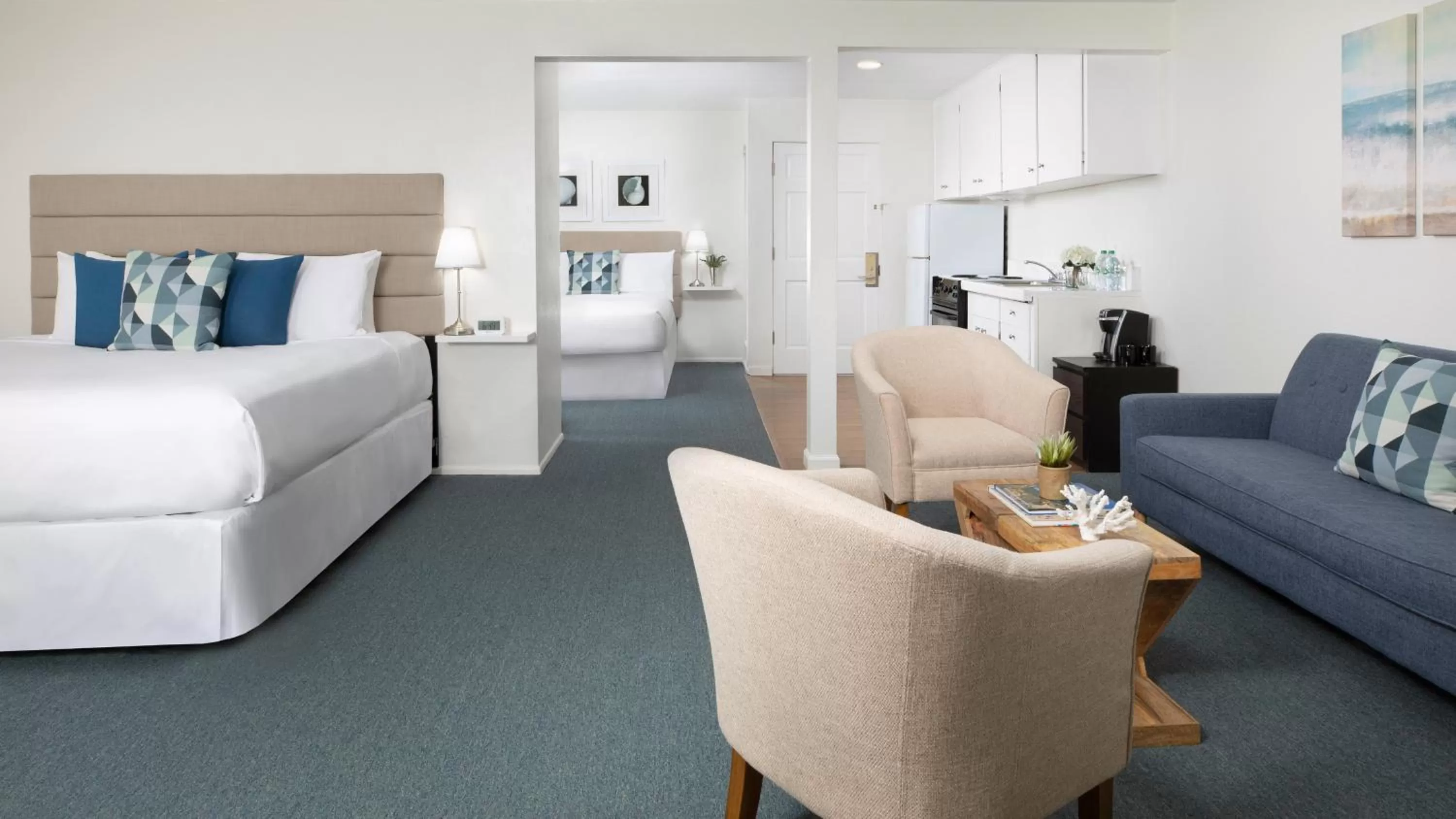 Kitchen or kitchenette, Bed in Pacific Edge Hotel on Laguna Beach