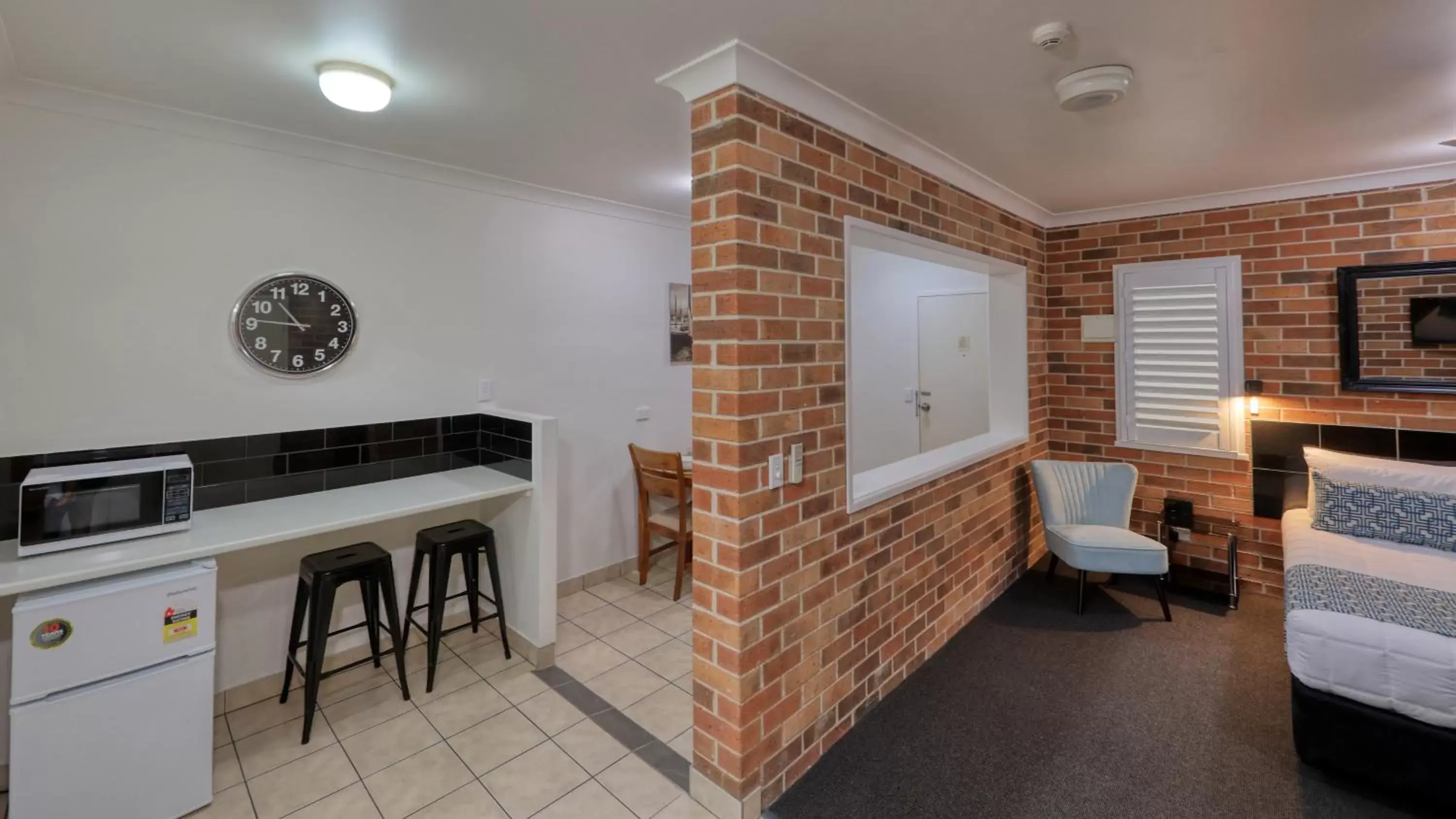 minibar, Bed in Heritage River Motor Inn minibar, Bed in Heritage River Motor Inn