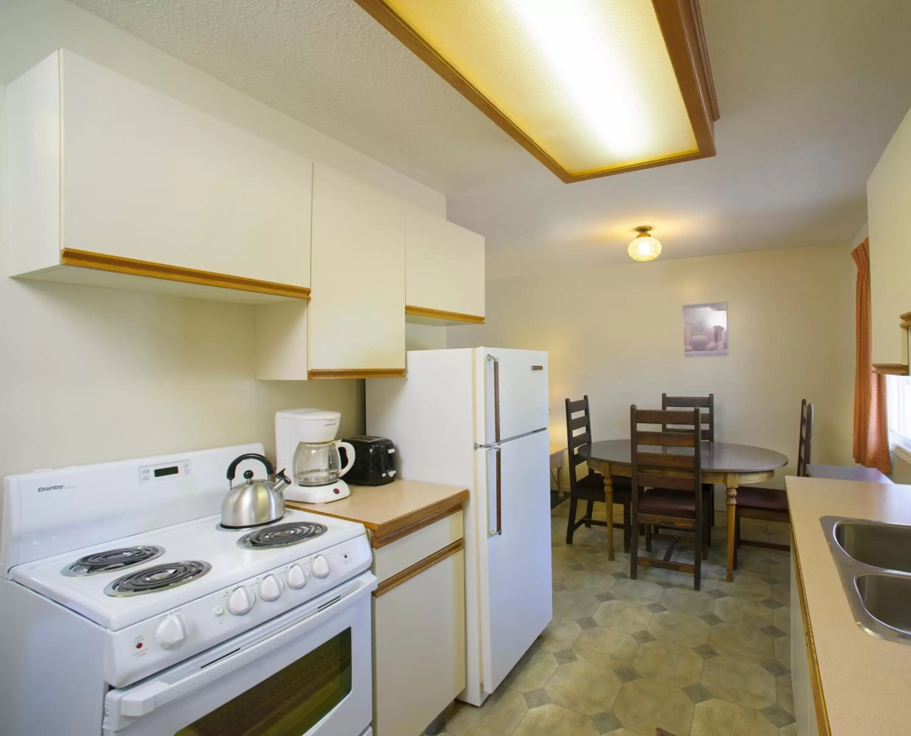 kitchen, Kitchen/Kitchenette in Bowmont Motel