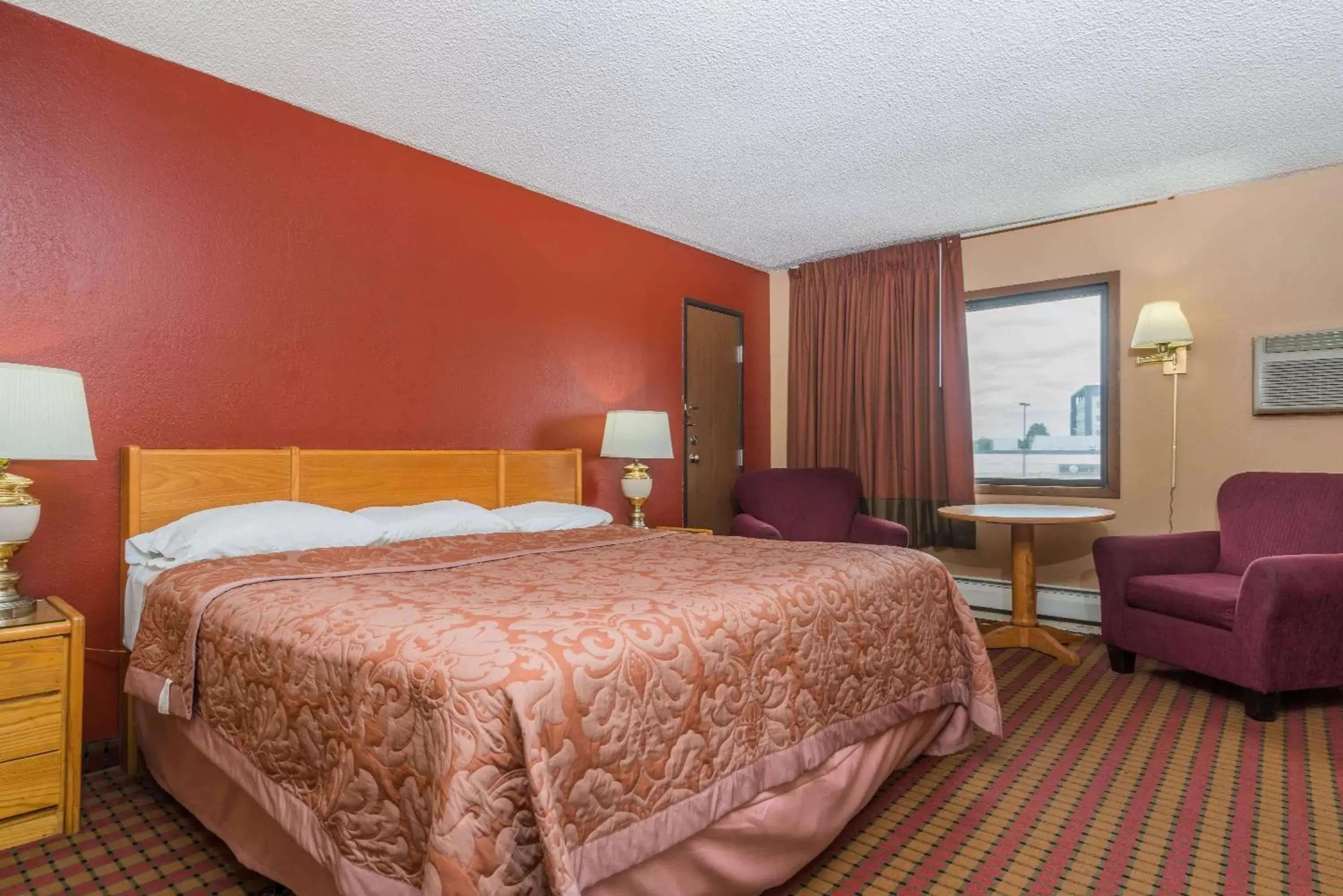 Photo of the whole room, Bed in Super 8 by Wyndham Brooklyn Center/MPLS