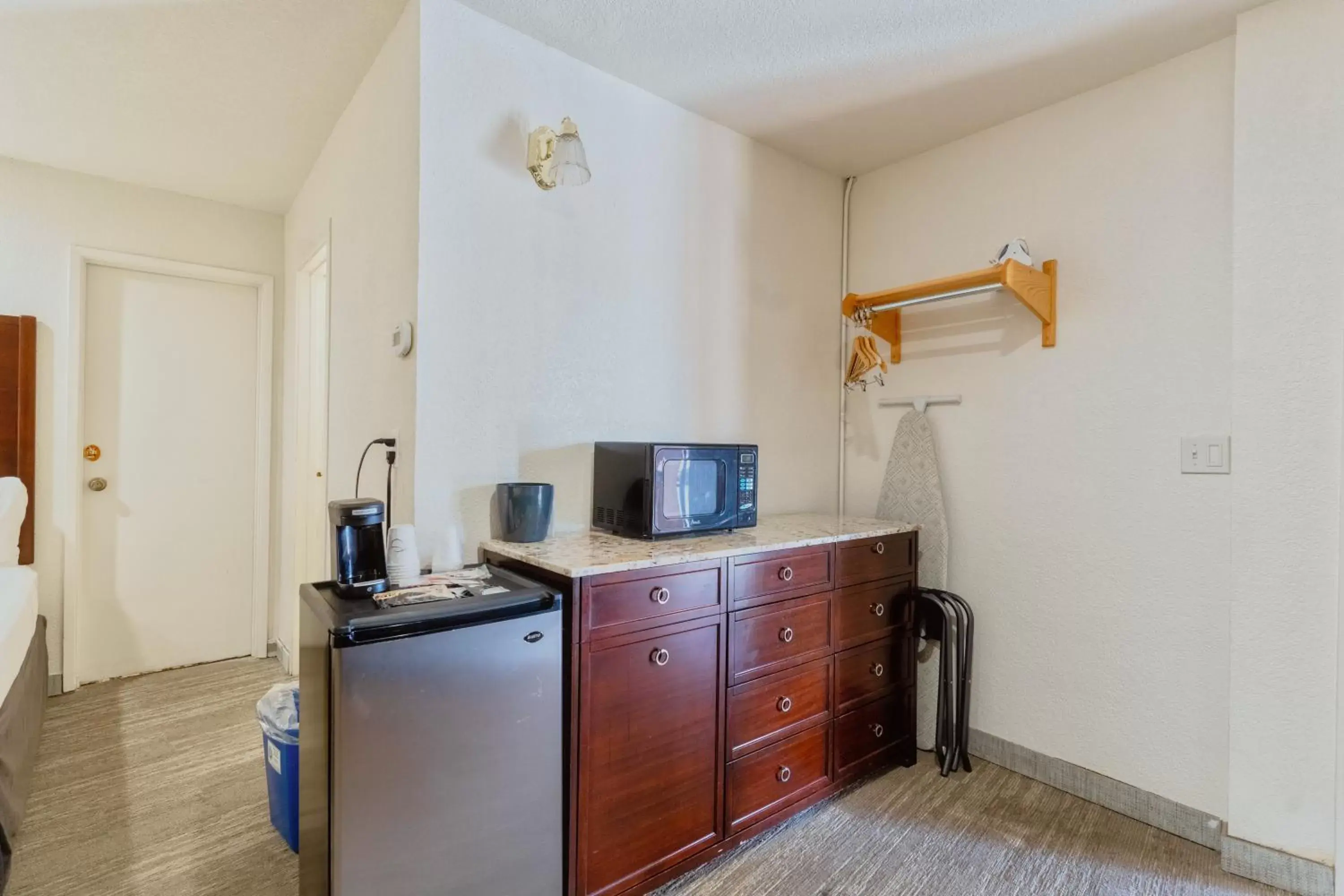 Coffee/tea facilities, TV/Entertainment Center in The Yosemite Inn