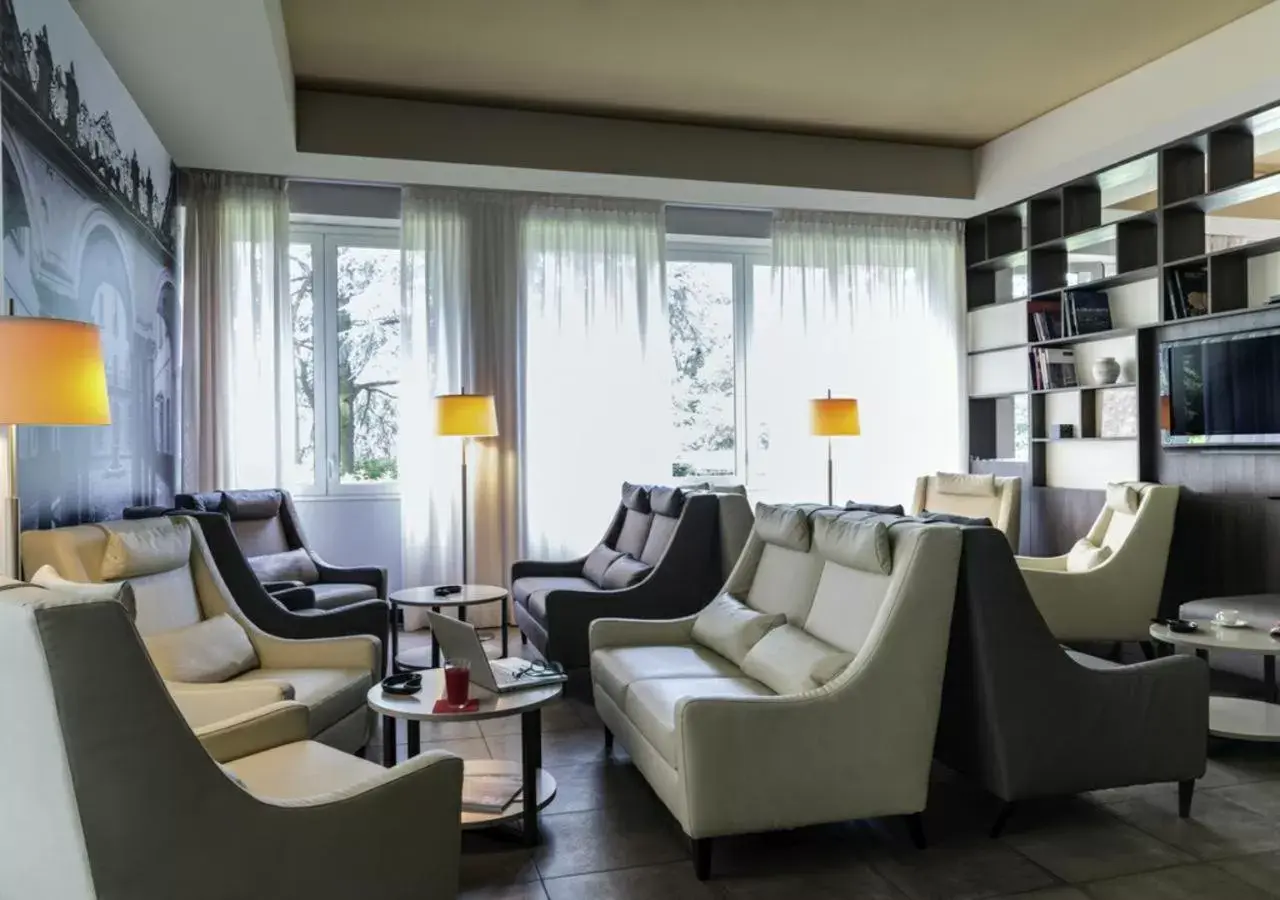 Communal lounge/ TV room, Seating Area in Bis Hotel Varese