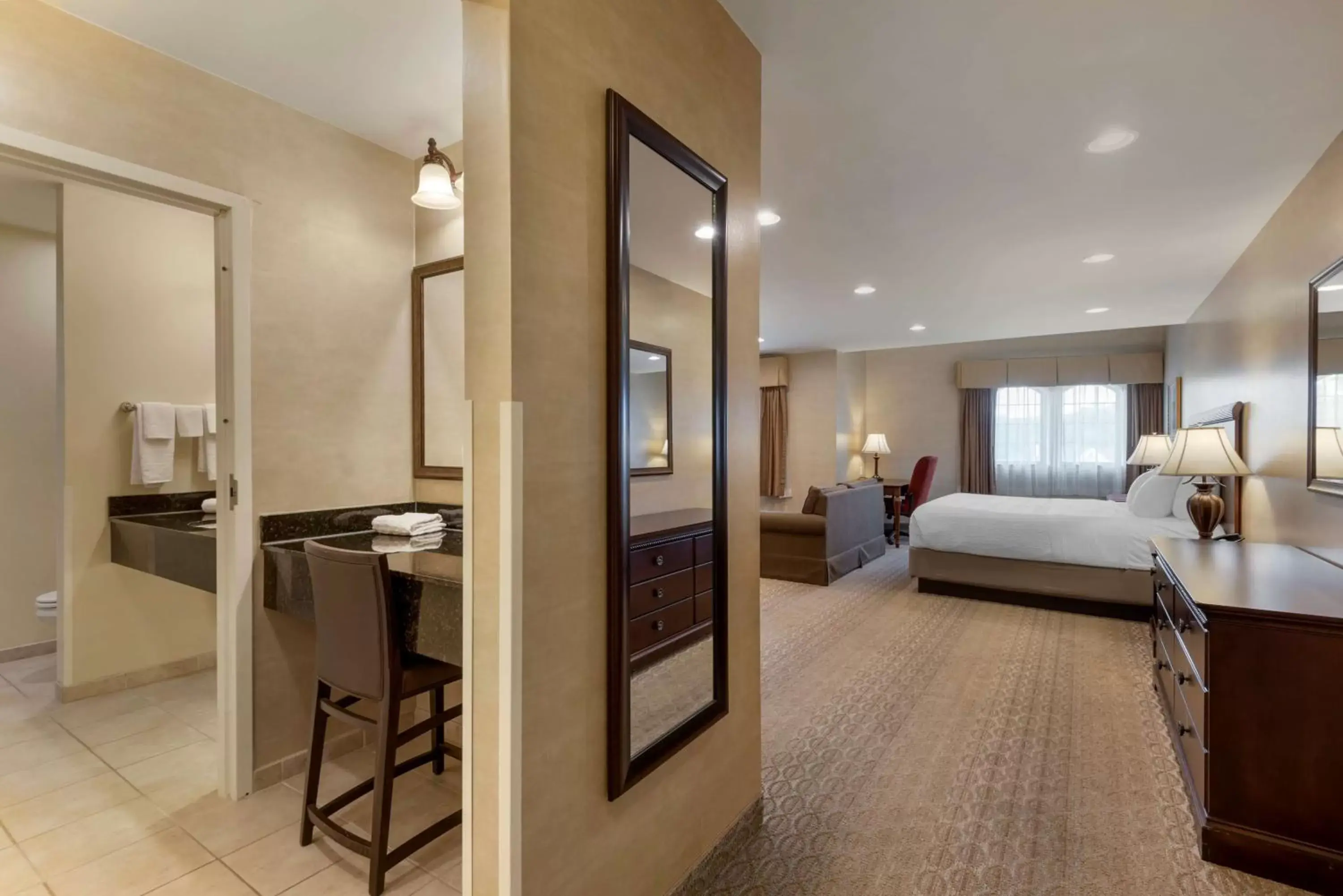 Bedroom in Best Western PLUS Vineyard Inn and Suites
