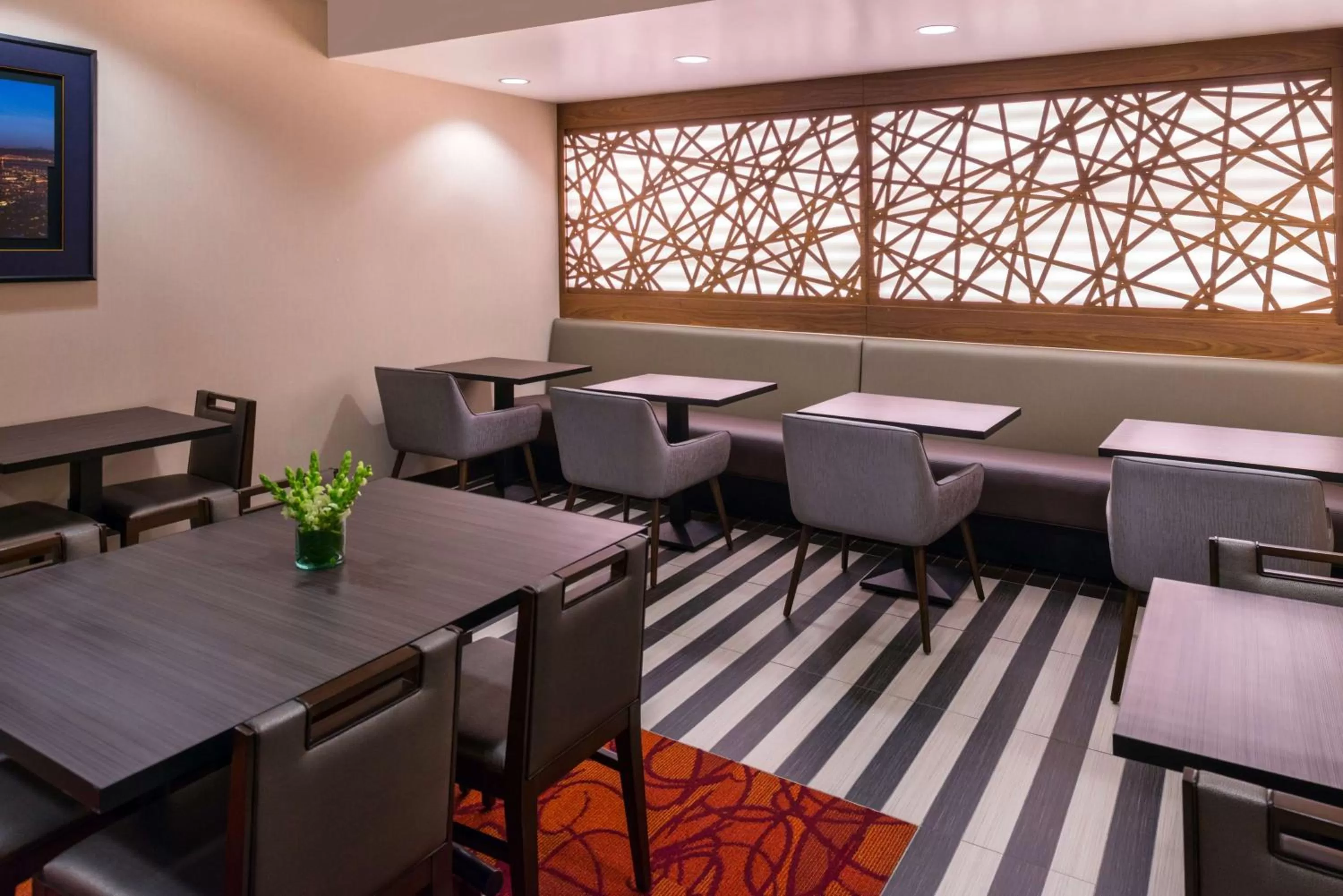 Dining area in Hampton Inn San Francisco Downtown/Convention Center